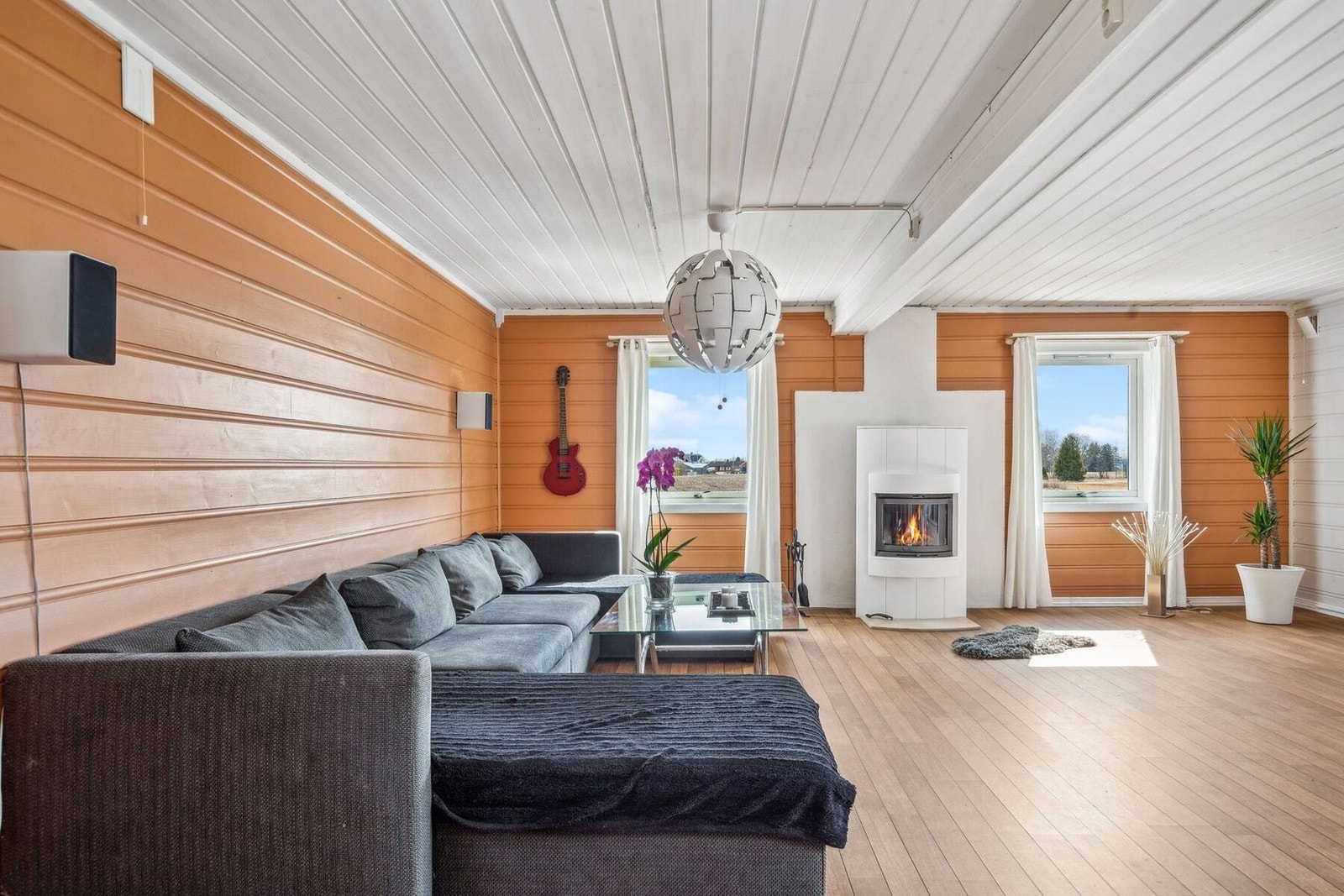 Stuen har gode møbleringsmuligheter med plass til sofagruppe, tv-møblement og andre møbler. Galleribilde