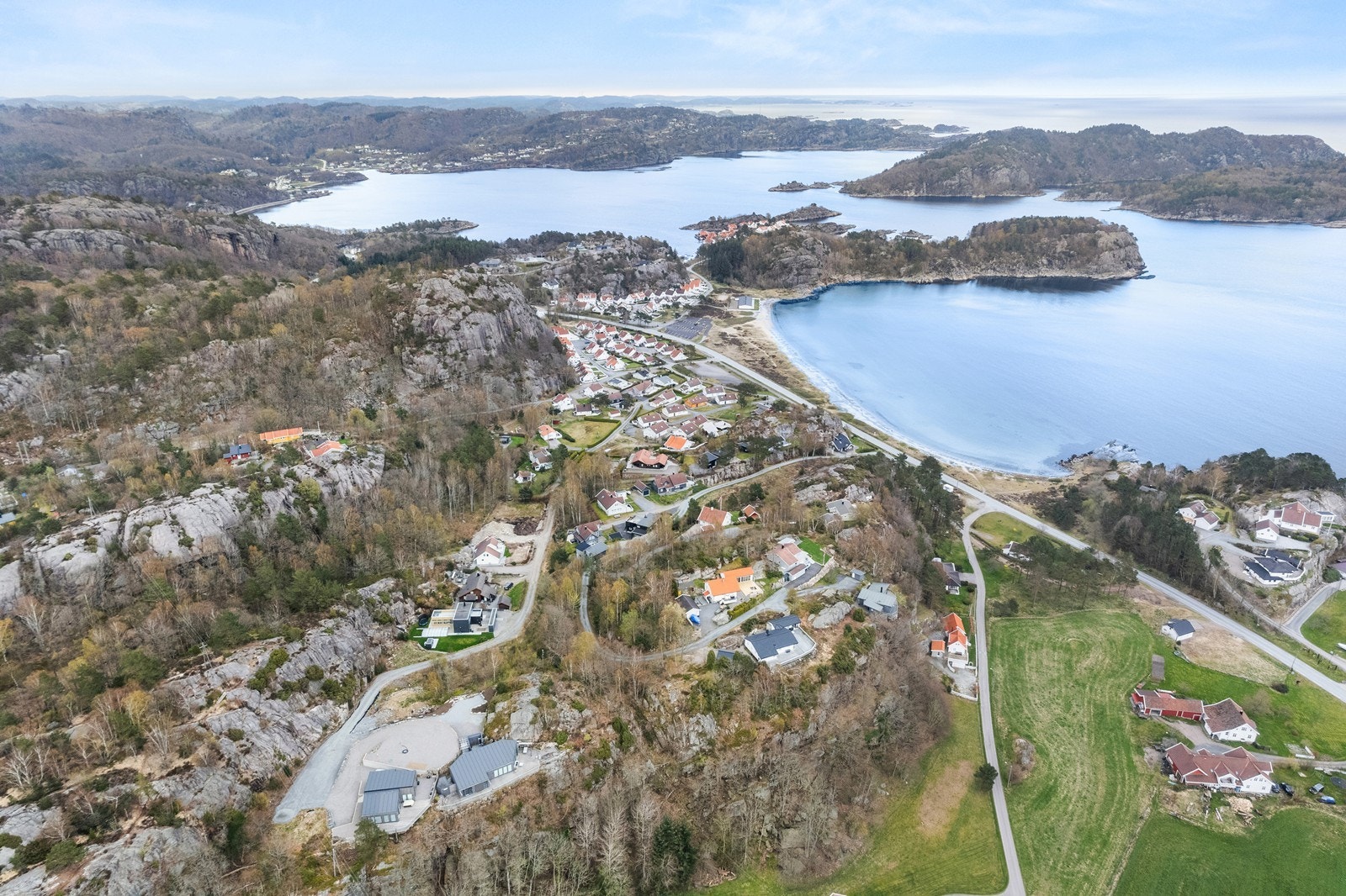 Dronefoto over området. Tomten ligger like ved idylliske Njervesanden og skjærgården utenfor Spangereid. Galleribilde