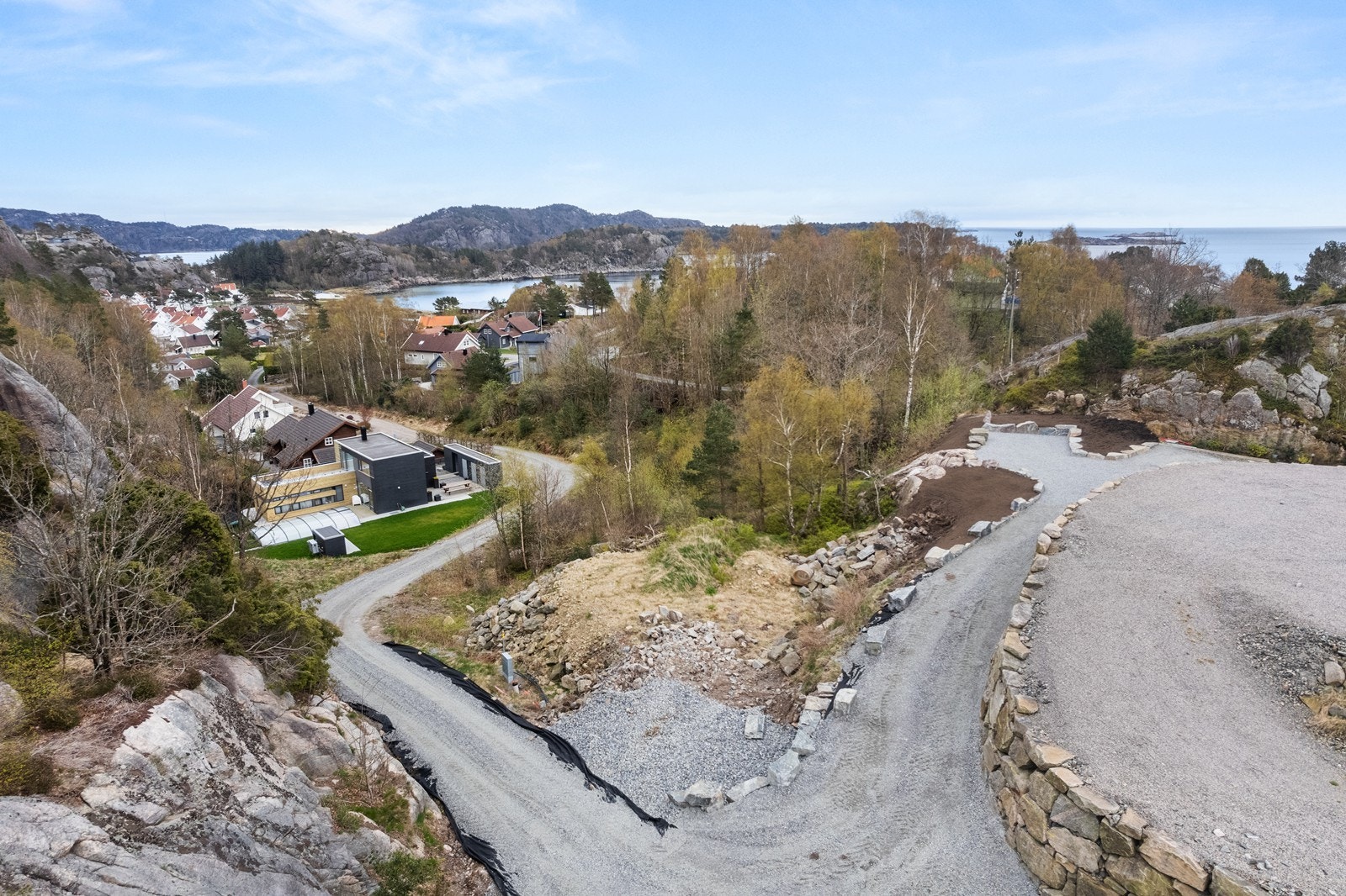 Tomten ligger i rolig/bake del av Njervesanden, Kortg gangavstand til stranda. Galleribilde