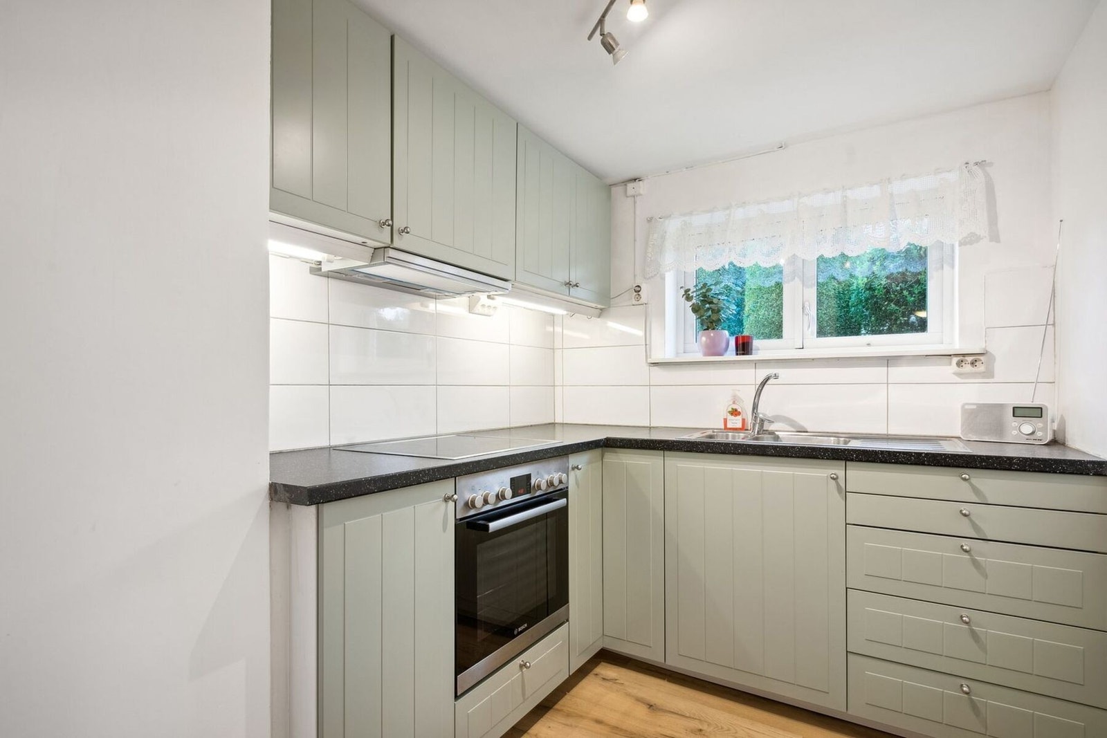 Boligens kjelleretasje er delt inn i to hybler. Kjøkkenet på hybel 1, er i en flott grønnfarge, med et tidløst design. Galleribilde