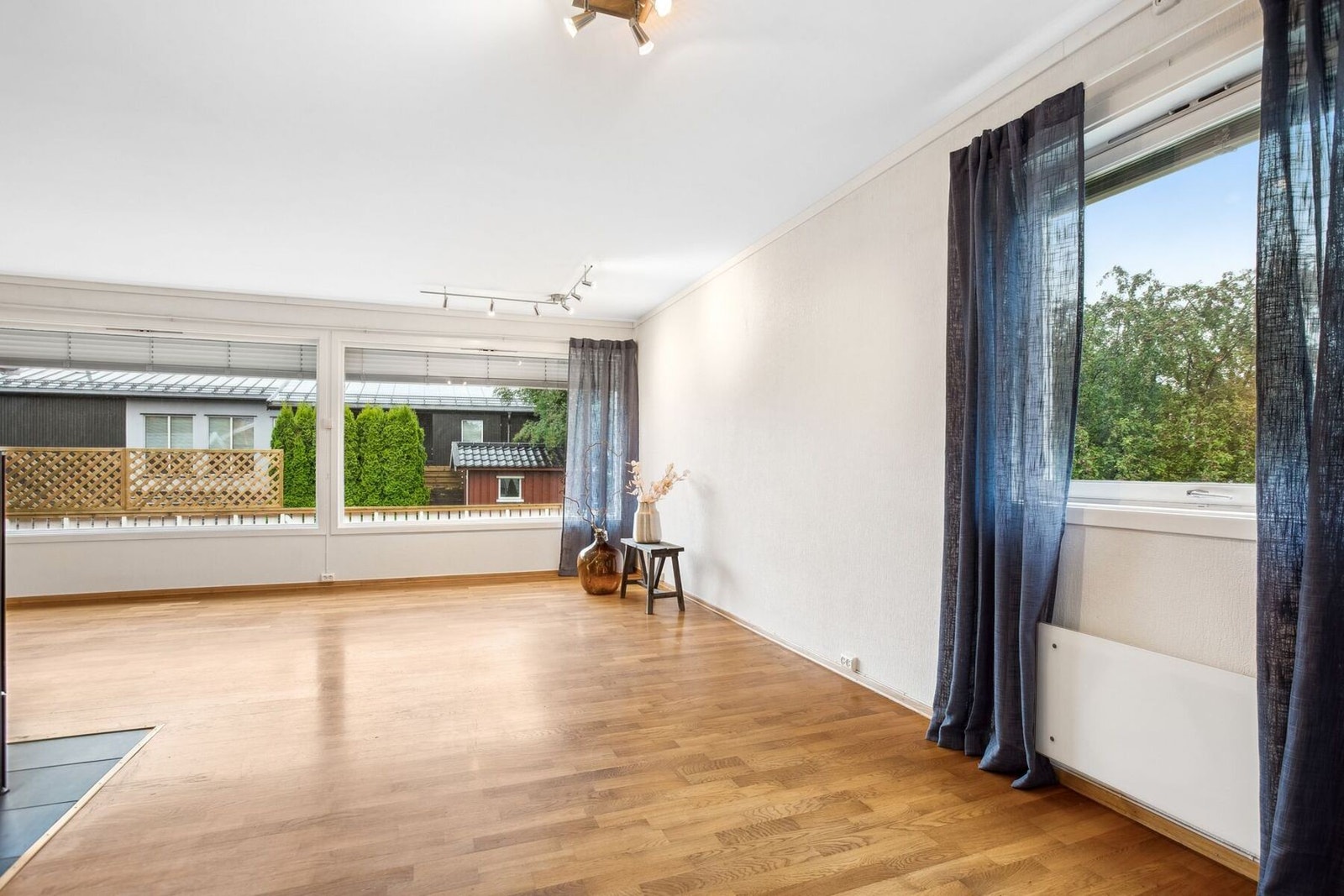 Stuen er i en vinkelløsning, som gir god plass til både spisebord og sofagruppe. Galleribilde