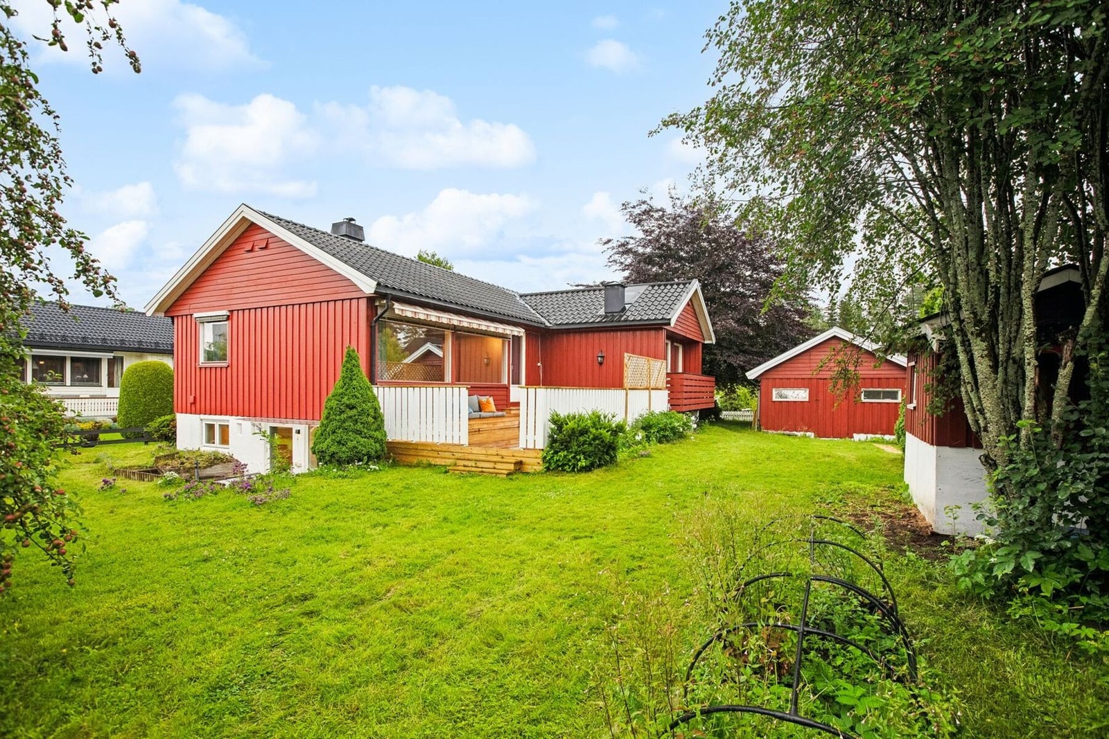 Rådhusvegen 40 er en flott enebolig over to plan beliggende i hjertet av Jessheim. Galleribilde