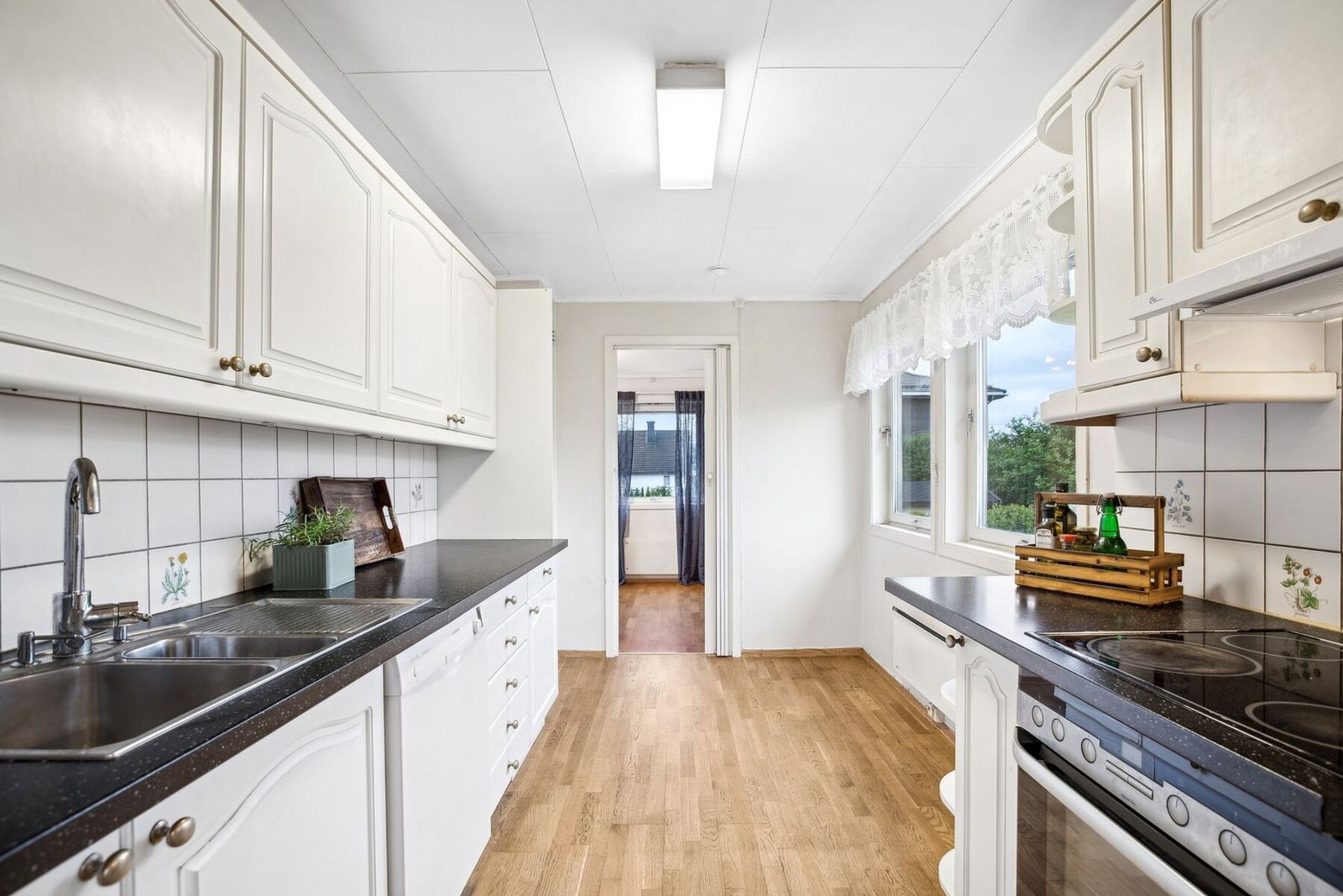 Kjøkkenet har gode arbeidsflater. Galleribilde