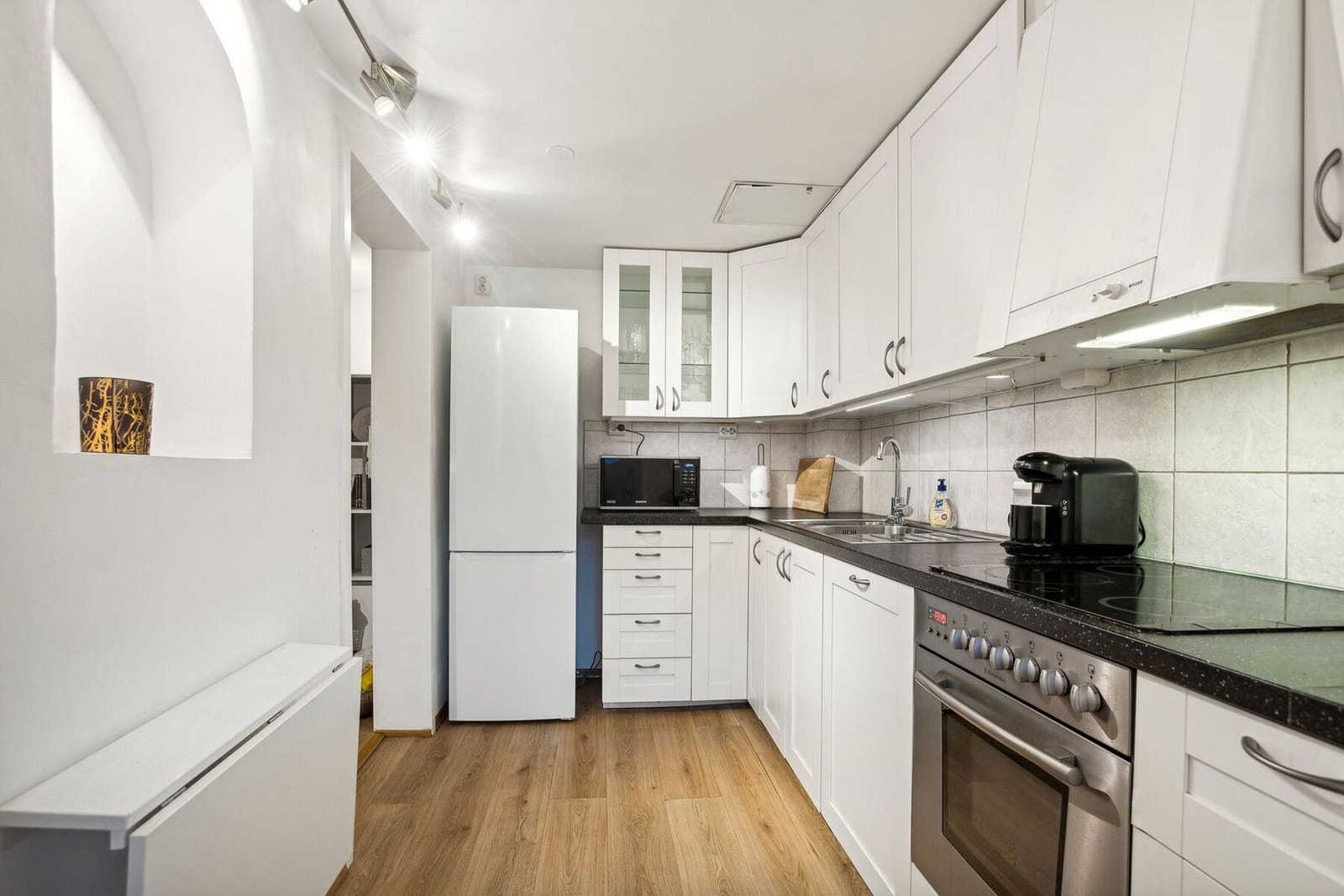 Romslig kjøkken med gode arbeidsflater og rikelig med skapplass. Galleribilde