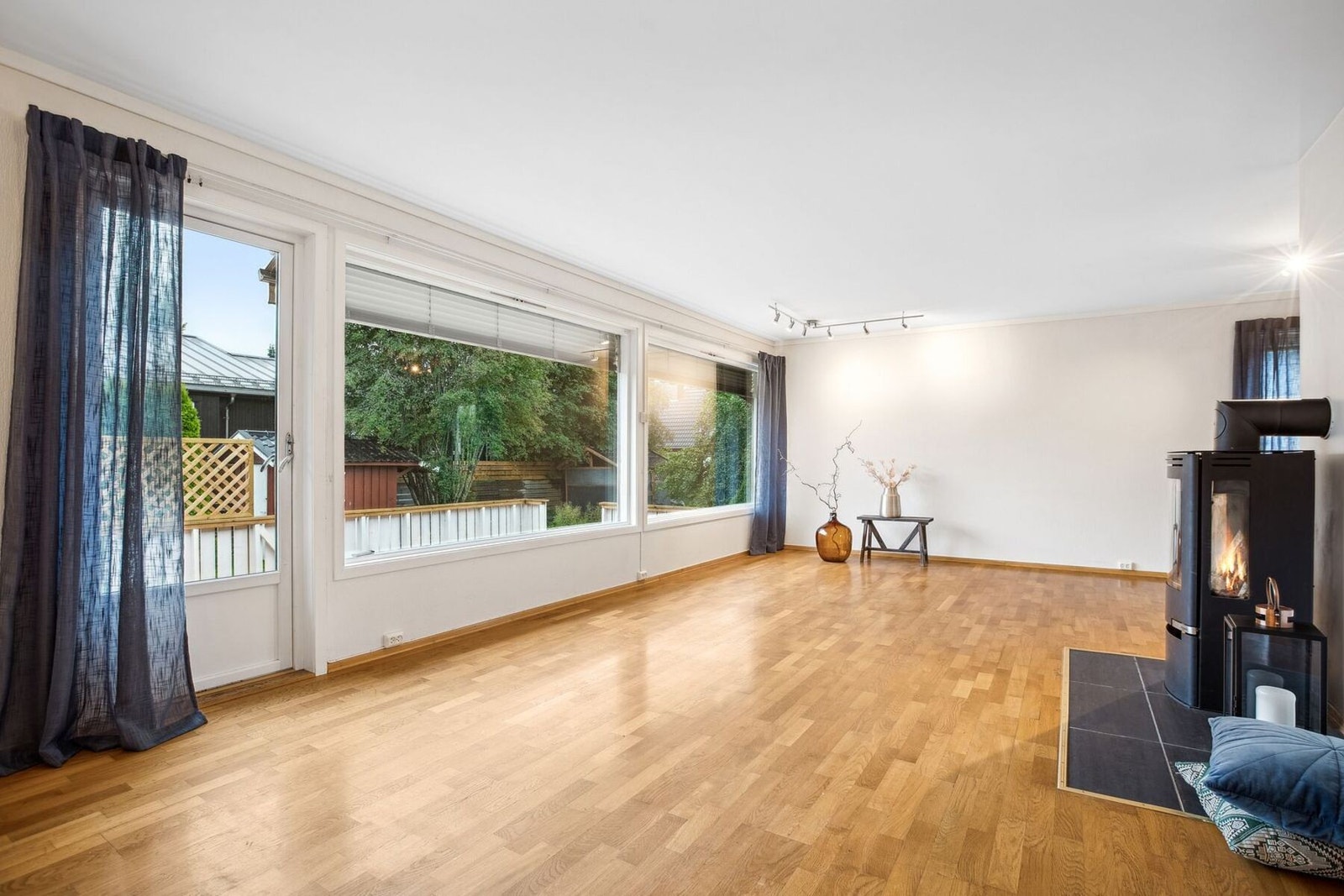 Fra stuen er det utgang til flotte uteområder, samt terrasse på hele 34m2! Galleribilde