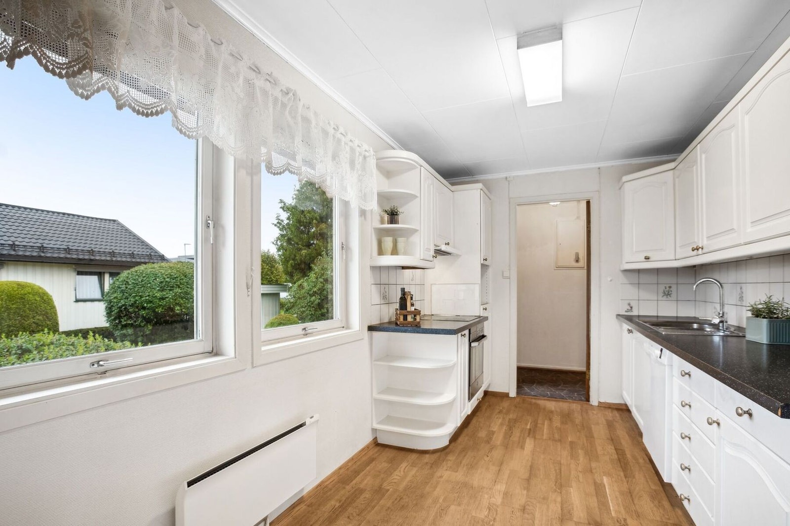 Kjøkkenet er av klassisk design, med profilerte fronter og benkeplater av laminat. Galleribilde