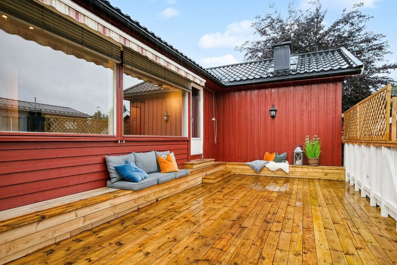 Terrassen i 1. etasje gir deg god oversikt over hagen. Galleribilde