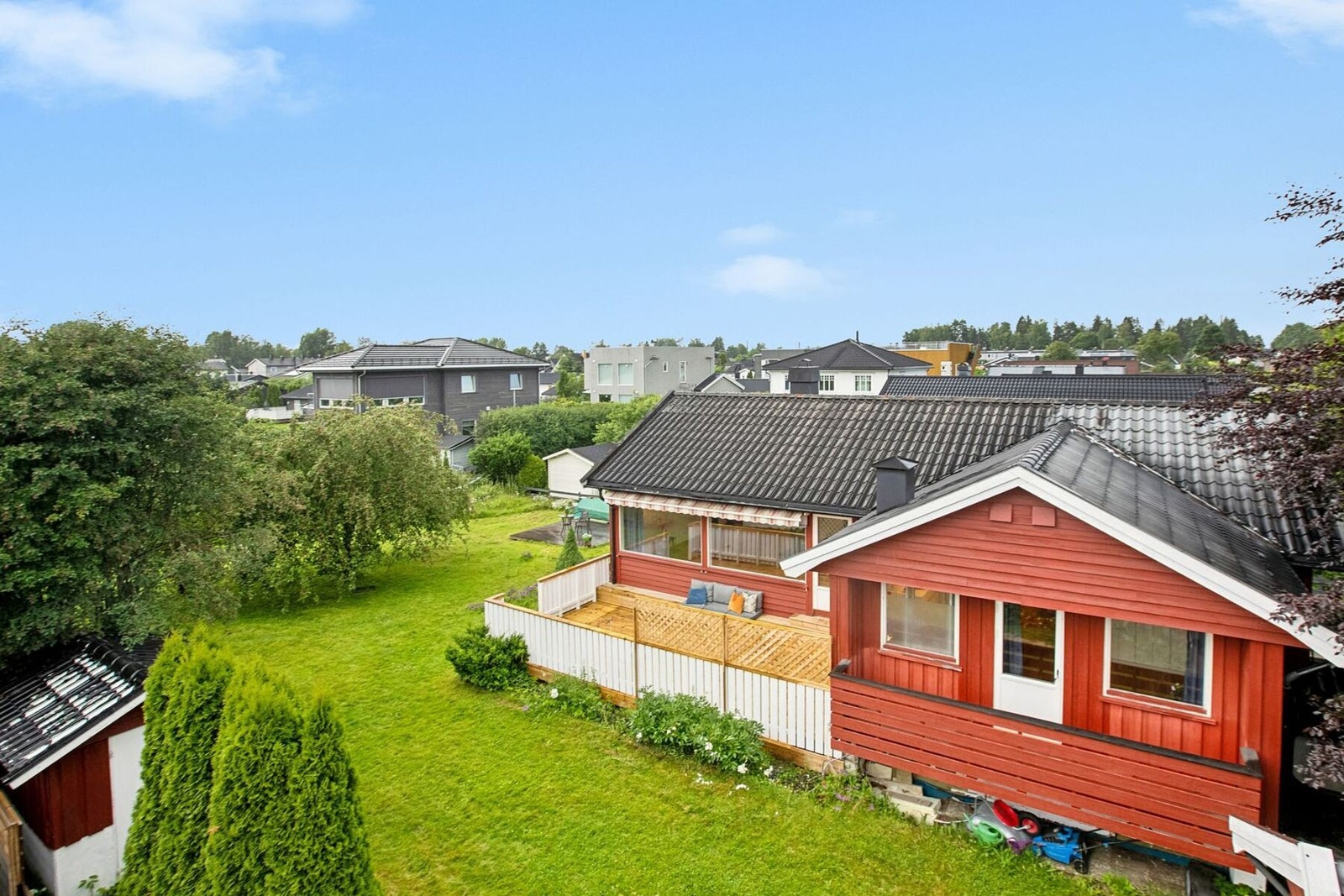 Området er svært barnevennlig, omkranset av barnehager og flere skoler i gangavstand, og det er også kort gangavstand til sentrum. Galleribilde
