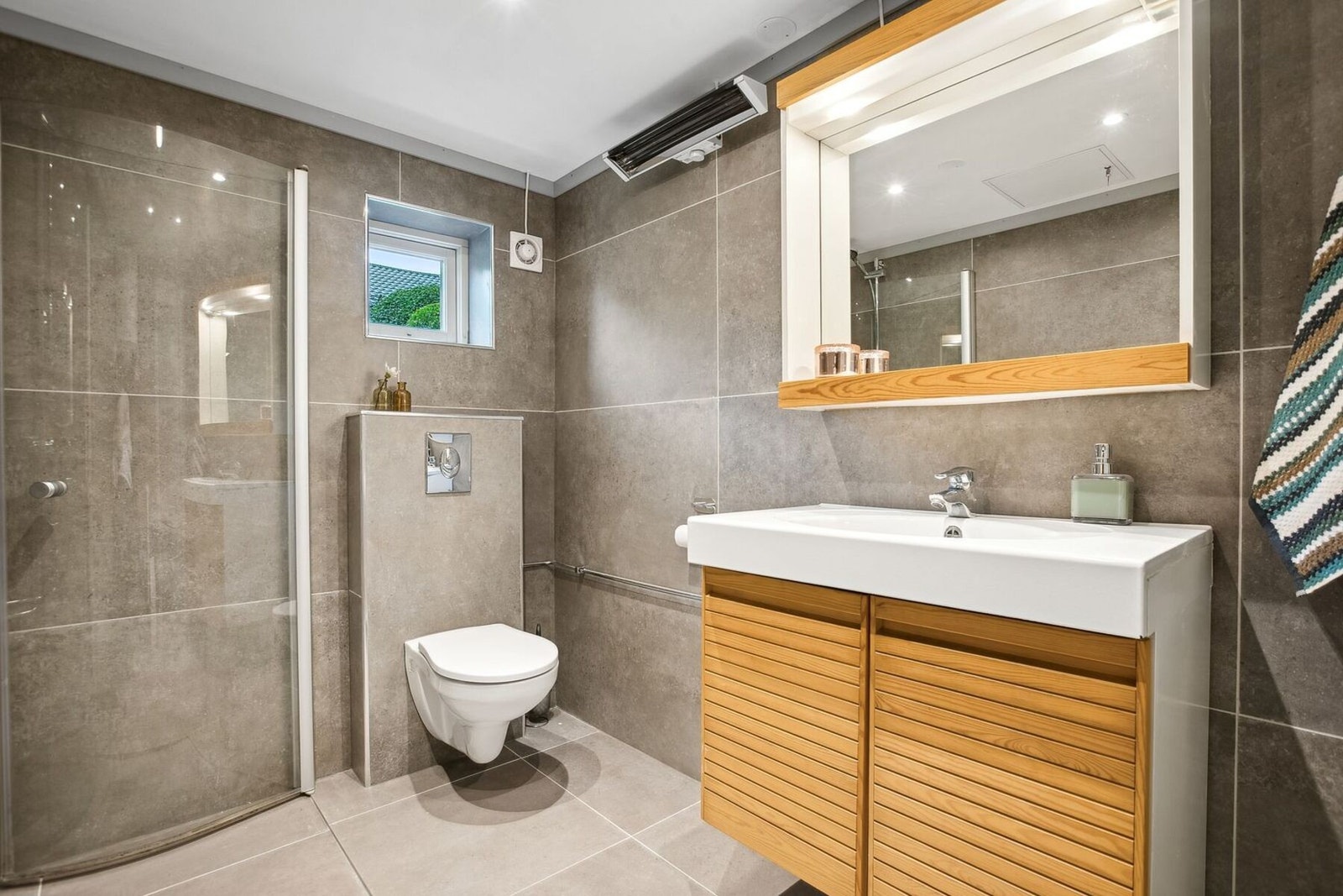 Baderommet er nyere modernisert, med fliser og vegghengt servant, samt dusjhjørne. Galleribilde