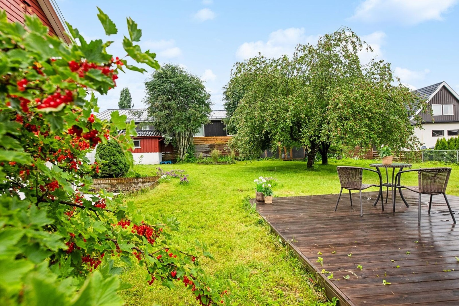 Boligen har en stor hage, perfekt for barnefamilien! Galleribilde
