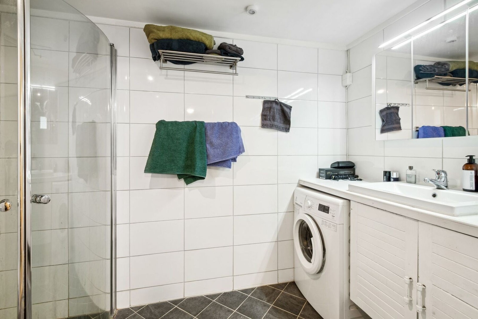 Hybel 2, har et romslig bad, med god skapplass, samt opplegg for vaskemaskin. Galleribilde