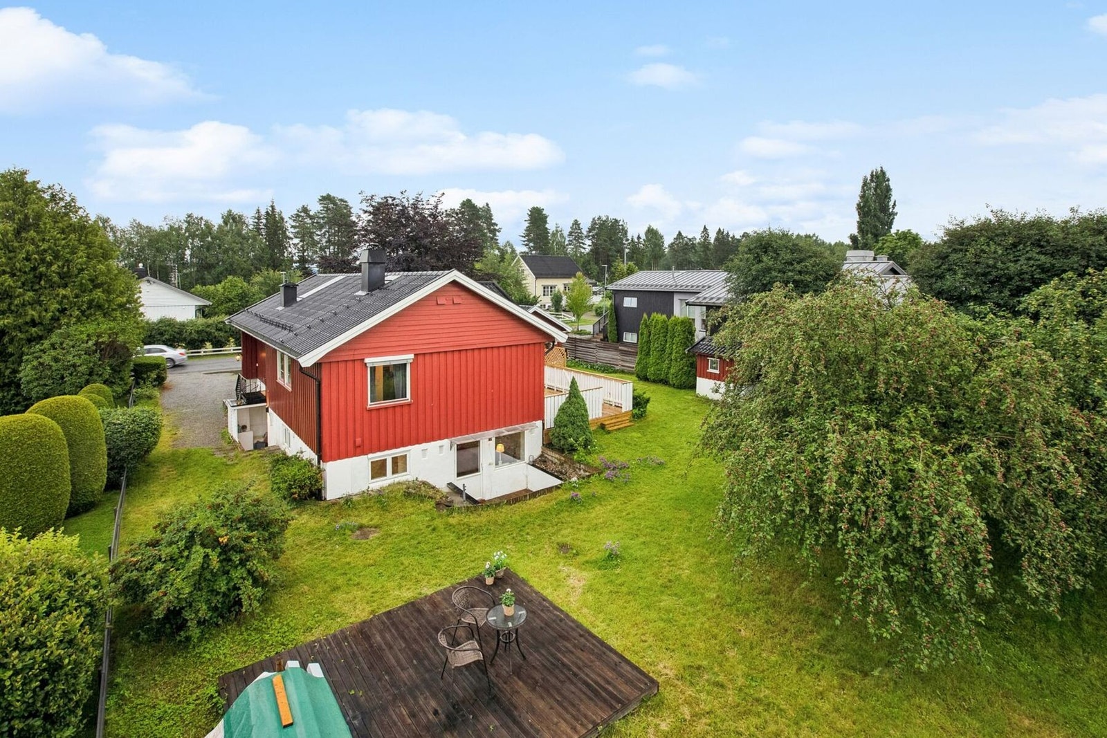 Boligen har en flott platting i hagen, perfekt for selskaper utendørs! Galleribilde