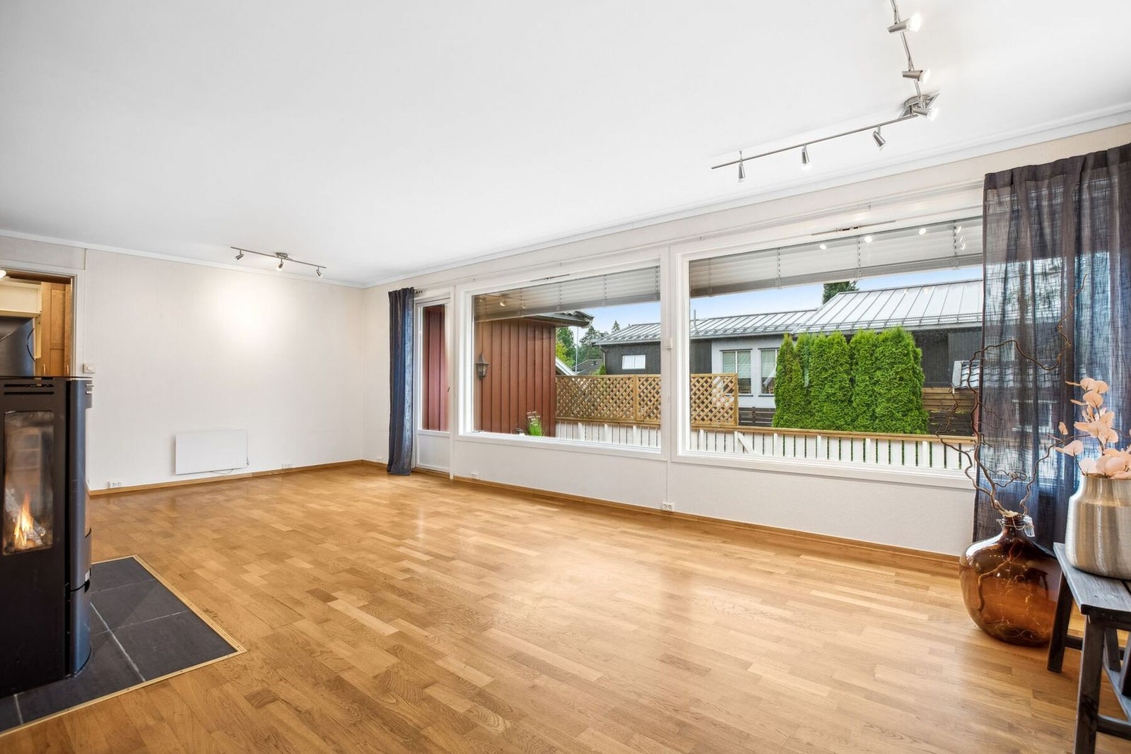 Boligen har en luftig planløsning med store vindusflater som gir rikelig med lys. Galleribilde