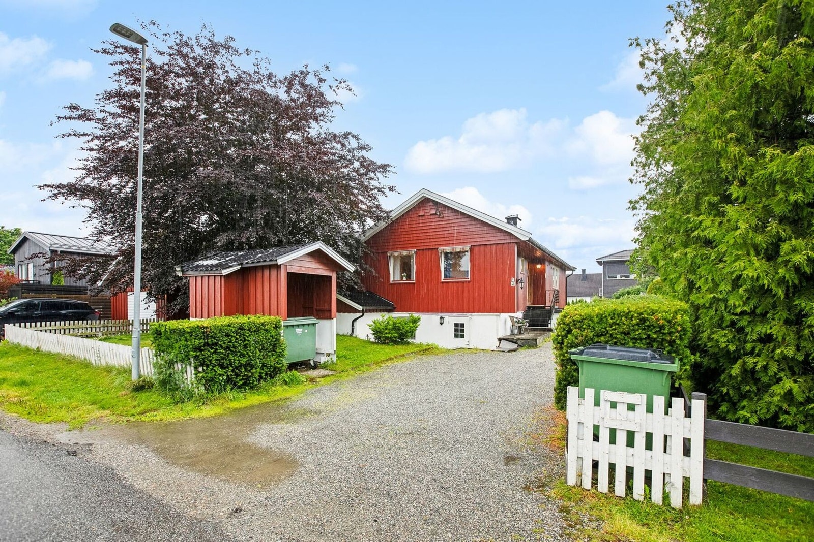 Boligen har en fritstående garasje, i tillegg til parkering på egen gårdsplass. Galleribilde