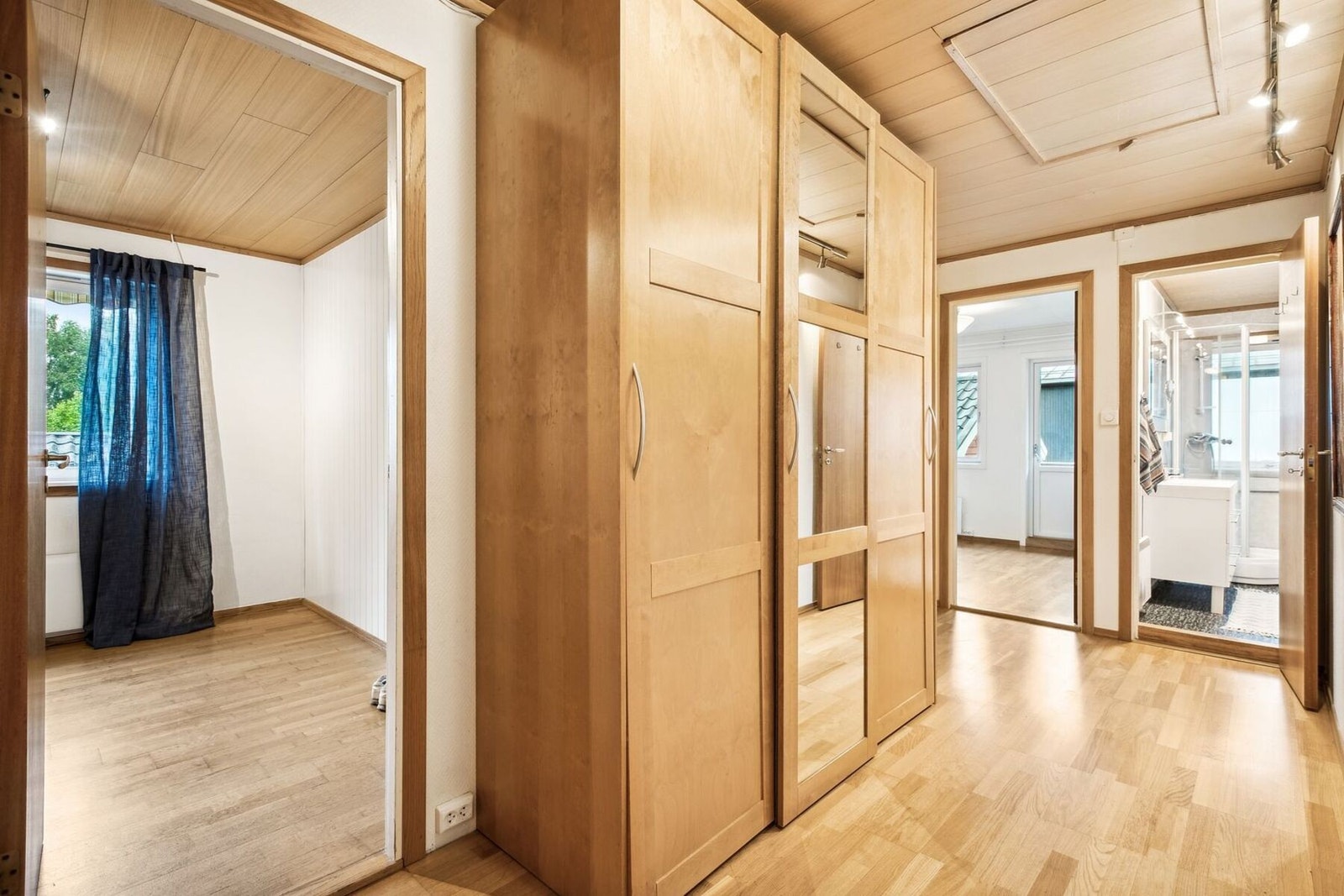 Velkommen inn! Boligen har en innbydende entrè med rikelige oppbevaringsmuligheter, Galleribilde