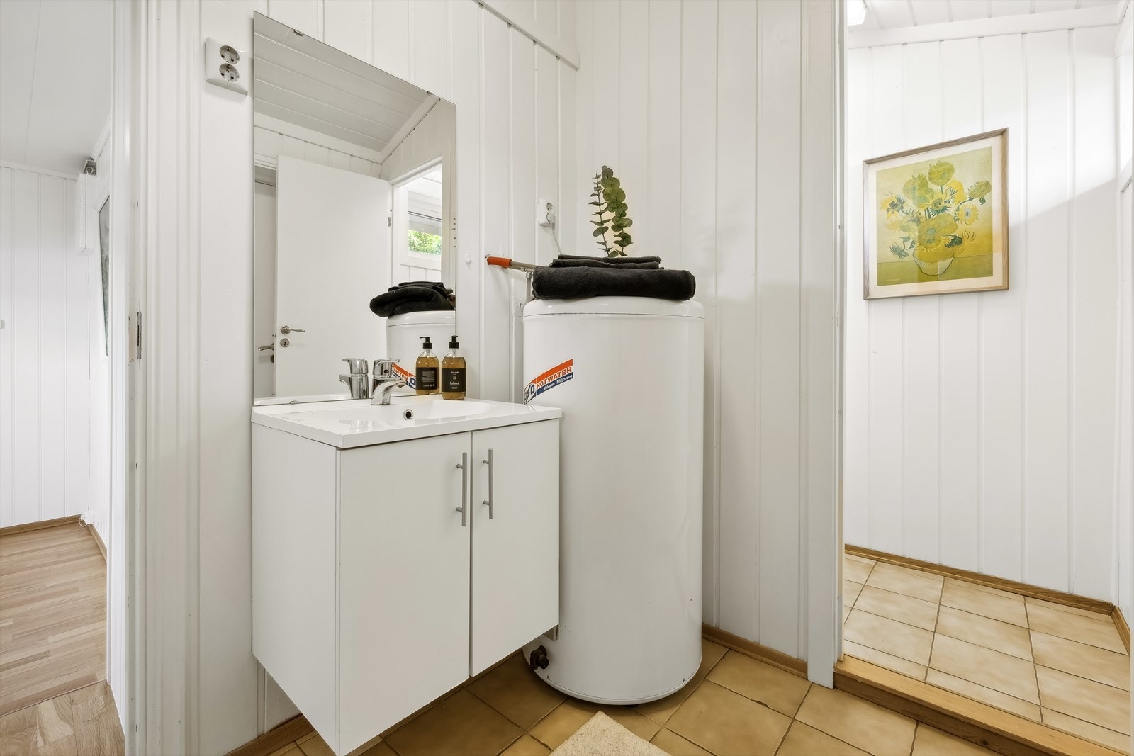 Baderommet er inndelt i tre deler, alle med flislagte gulv med gulvvarme. Galleribilde