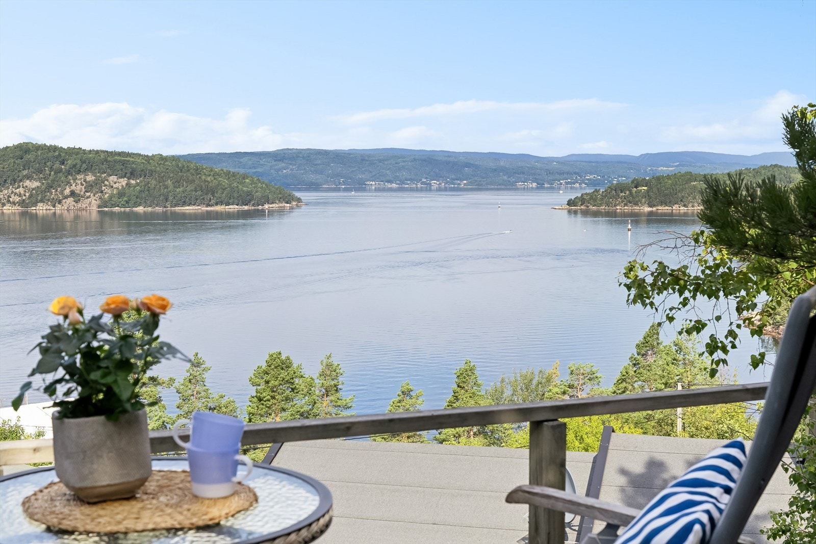 Velkommen til Mariveien 43! Her kan både solen og den flotte utsikten virkelig nytes. Ta kontakt med megler for visning. Galleribilde