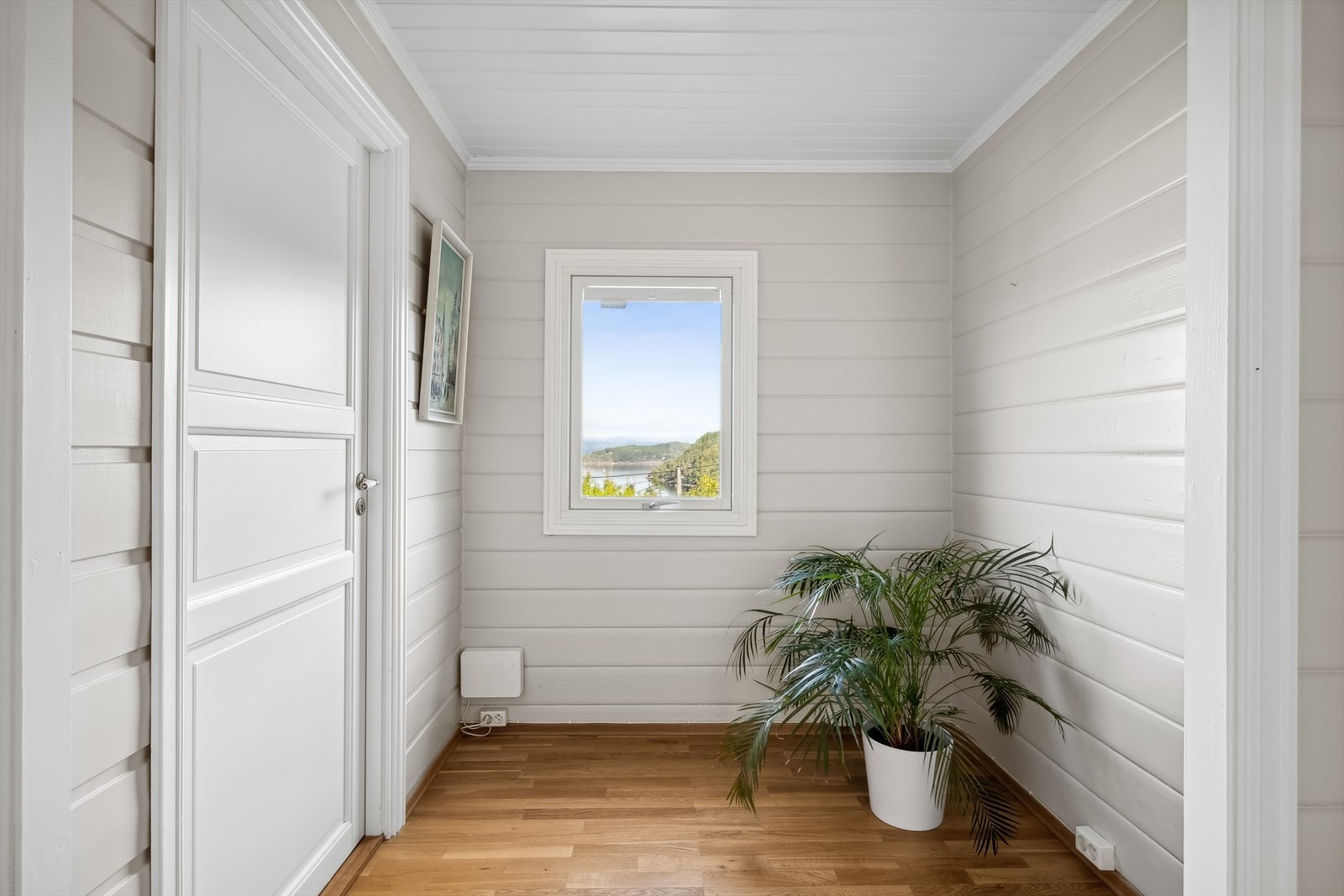 Her er det plass til oppbevaringsmøbler eller muligens et hjemmekontor, mulighetene er mange. Galleribilde