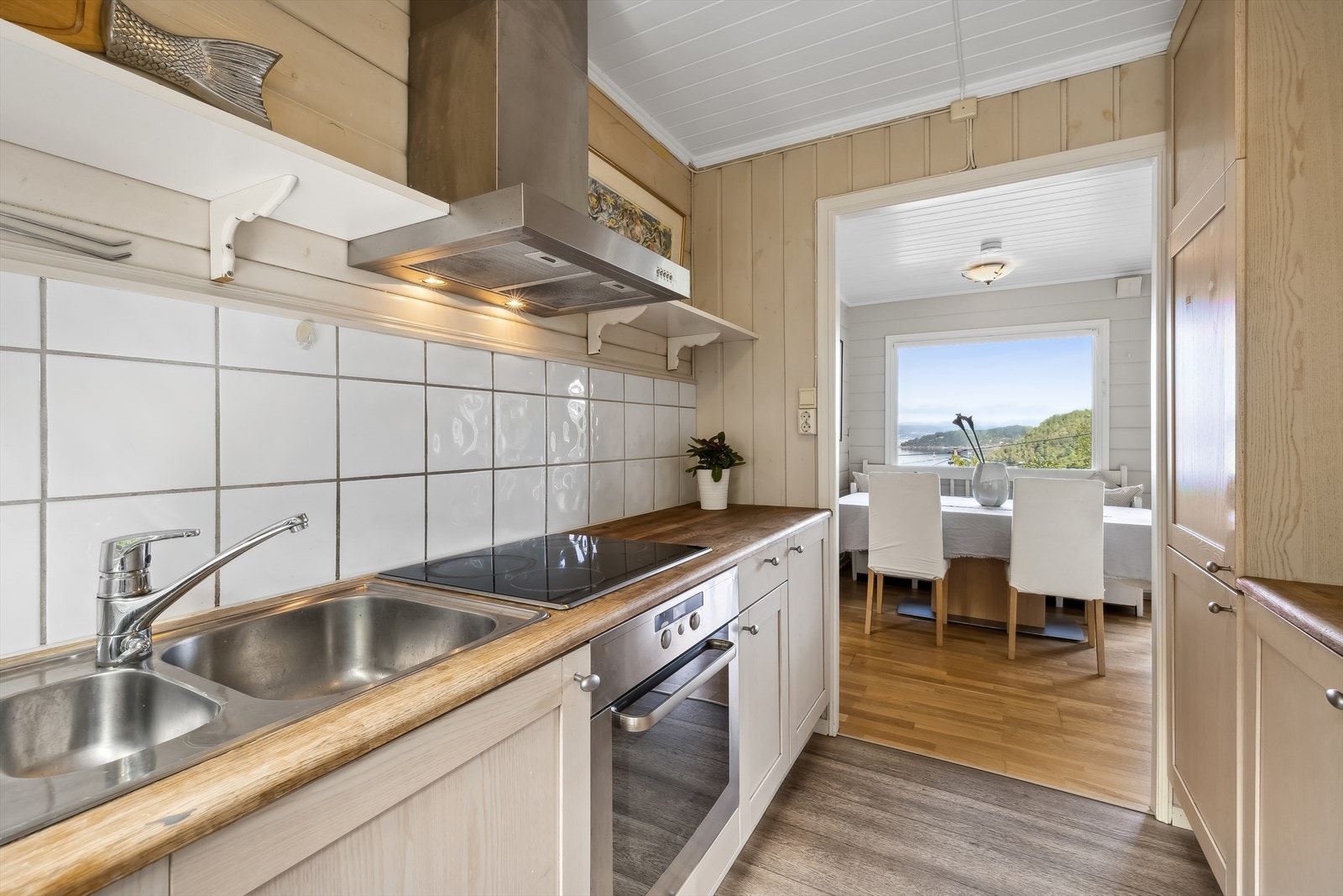 Innredningen er fra 2006 med profilerte fronter og heltre benkeplate med nedfelt kum i rustfritt stål. Galleribilde