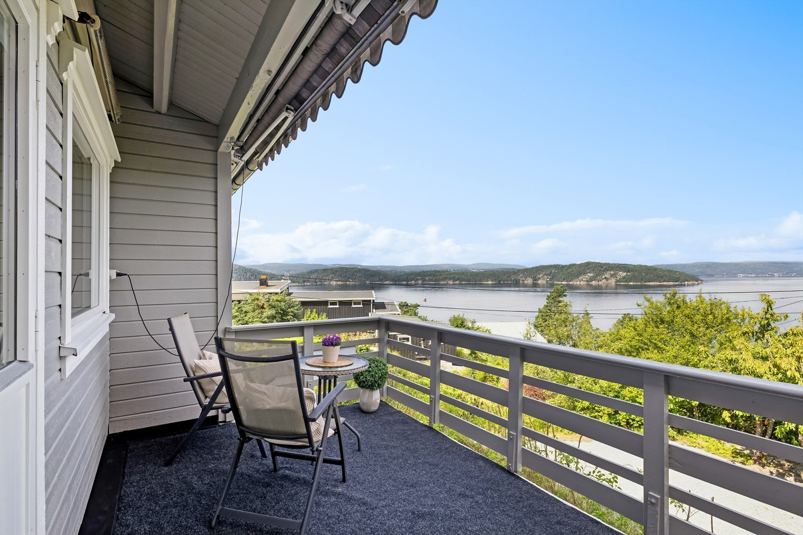 Fra stuen er det utgang til terrasse med markise. Galleribilde