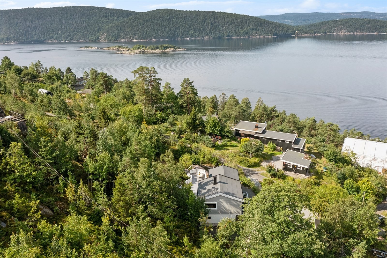 Hytta har sykkelavstand til sommerbutikk og gåavstand til strand og sjø. Det er også flotte turmuligheter i område. Galleribilde