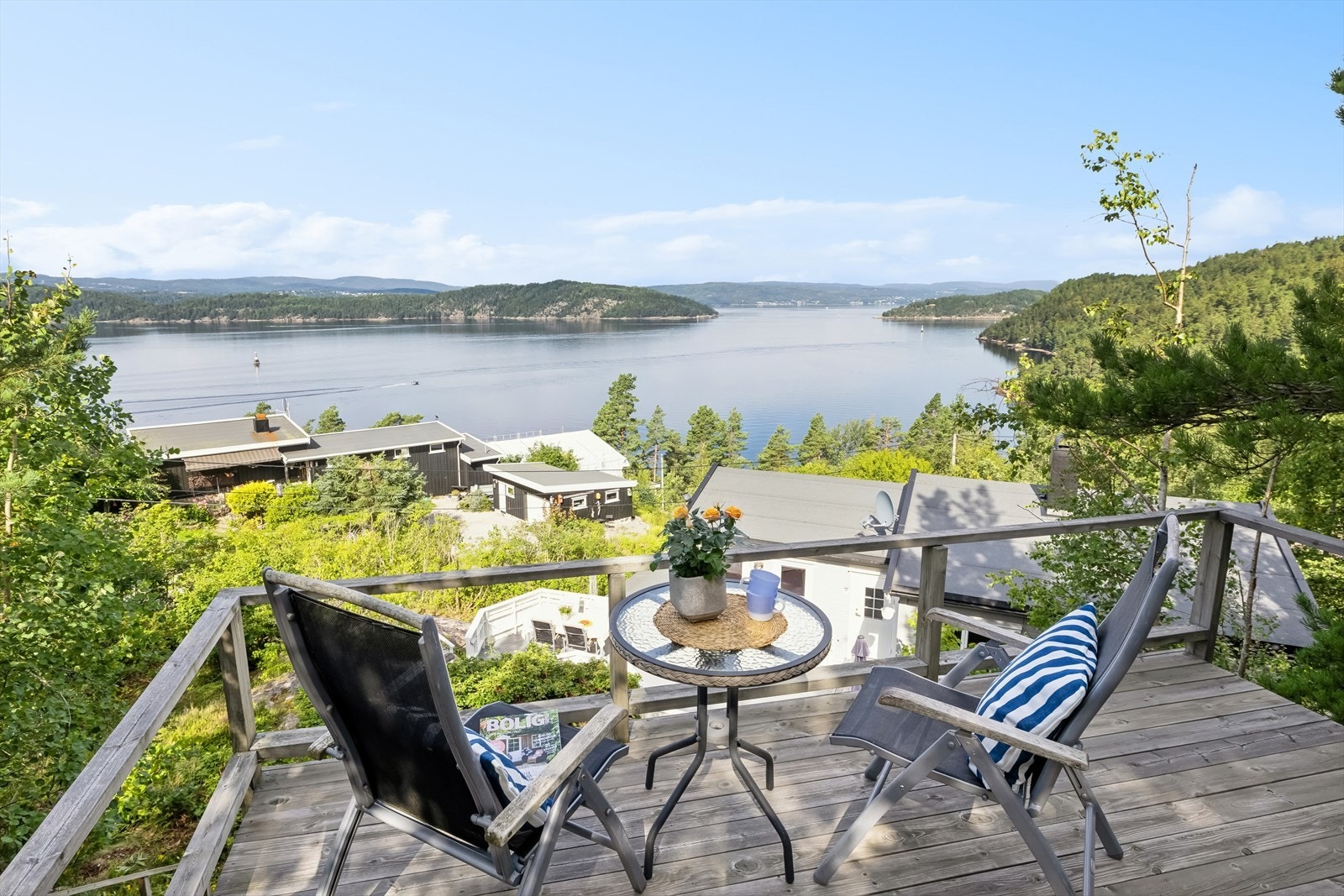 Uteplass etablert i skråningen bak boligen. Galleribilde