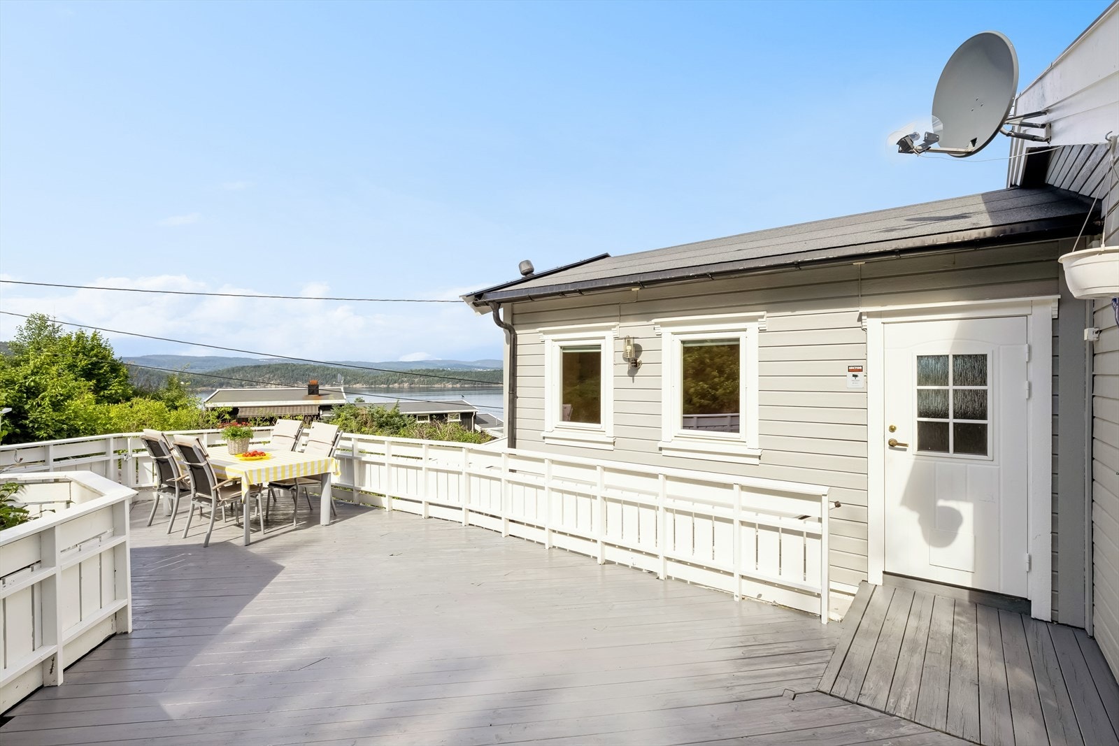 Terrassen har god plass til å innrede i flere soner. Galleribilde