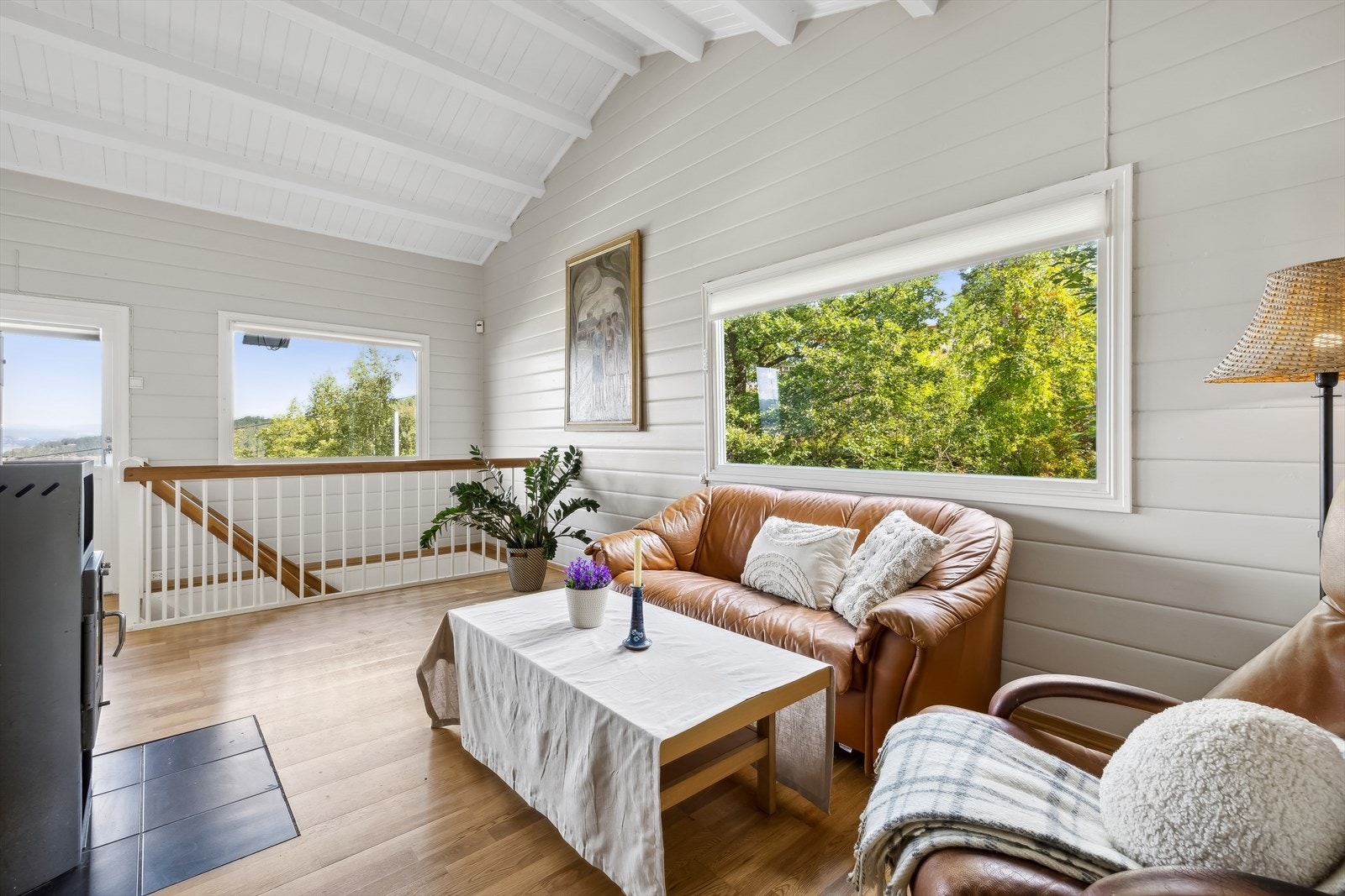 Stuen har god takhøyde og flere store vindusflater som slipper inn mye naturlig lys og skaper en god atmosfære i rommet. Galleribilde