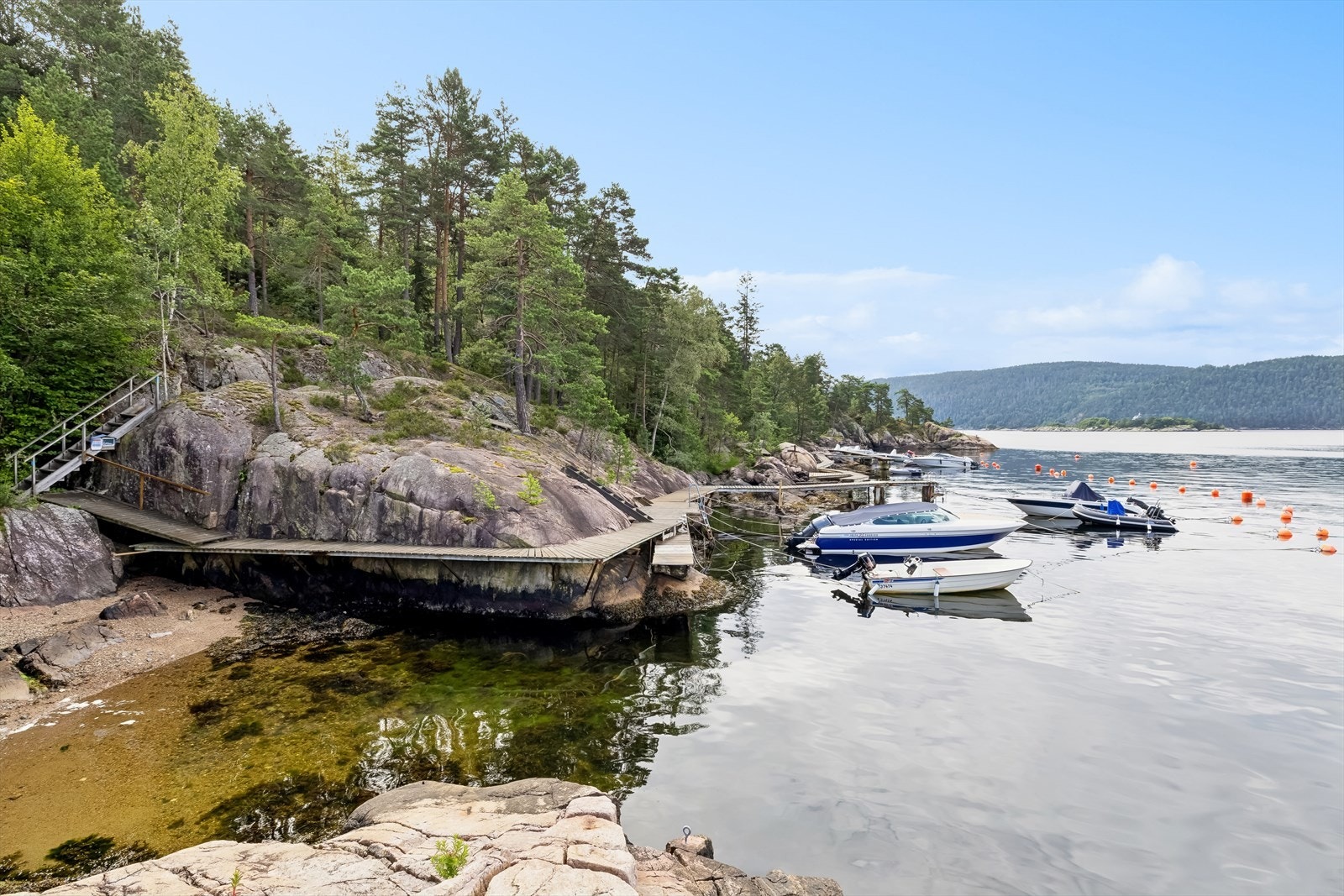 Selger har disponert fast båtplass 200m fra hytta. Ny eier må stå på venteliste for fast plass, men kan leie plass frem til man får tildelt fast plass. Det er samme pris for leie og fast plass. Administreres gjennom båtforeningen i Marikova hyttevel. Galleribilde