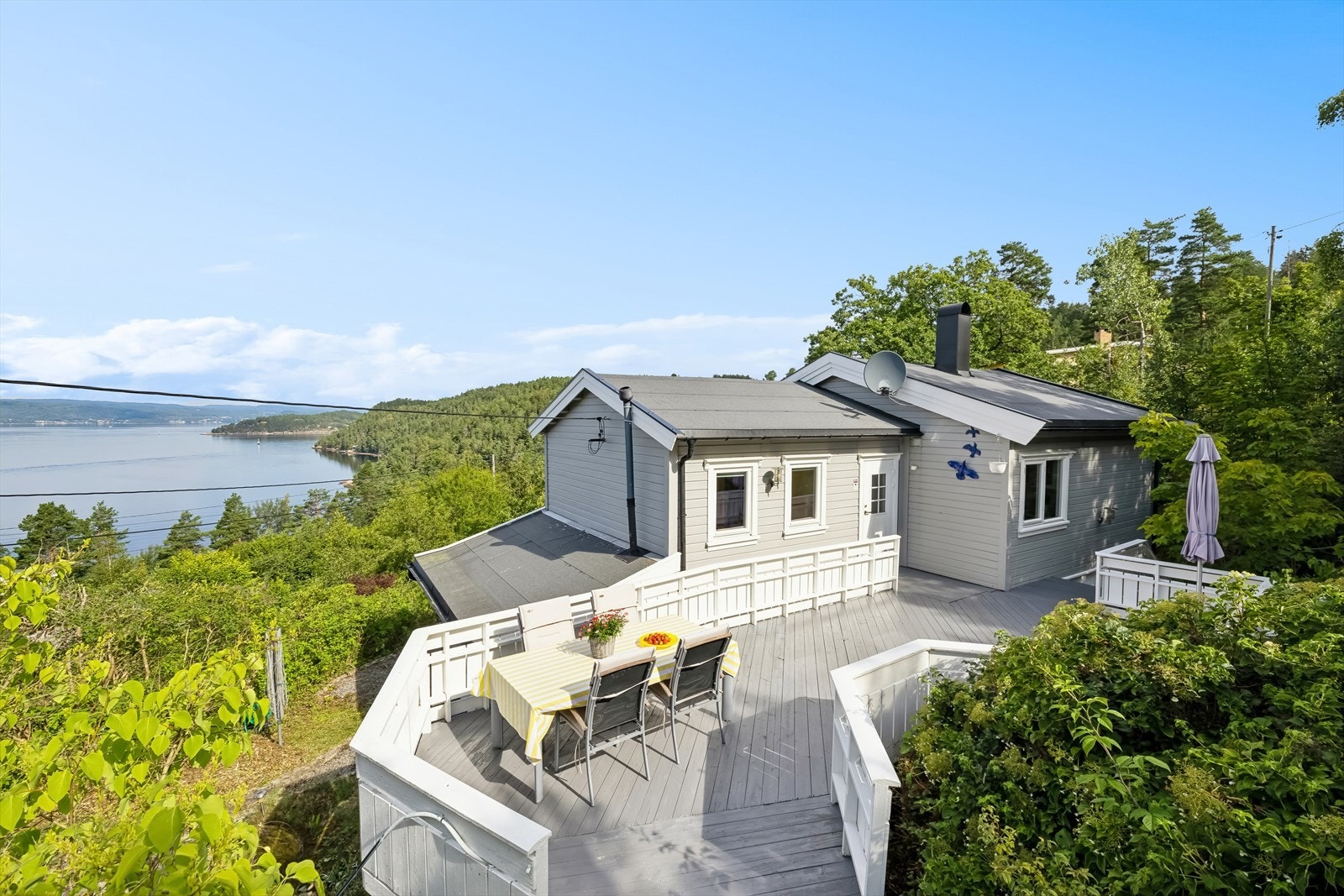Det er etablert en stor, solrik terrasse ved det øvre inngangspartiet til boligen. Galleribilde