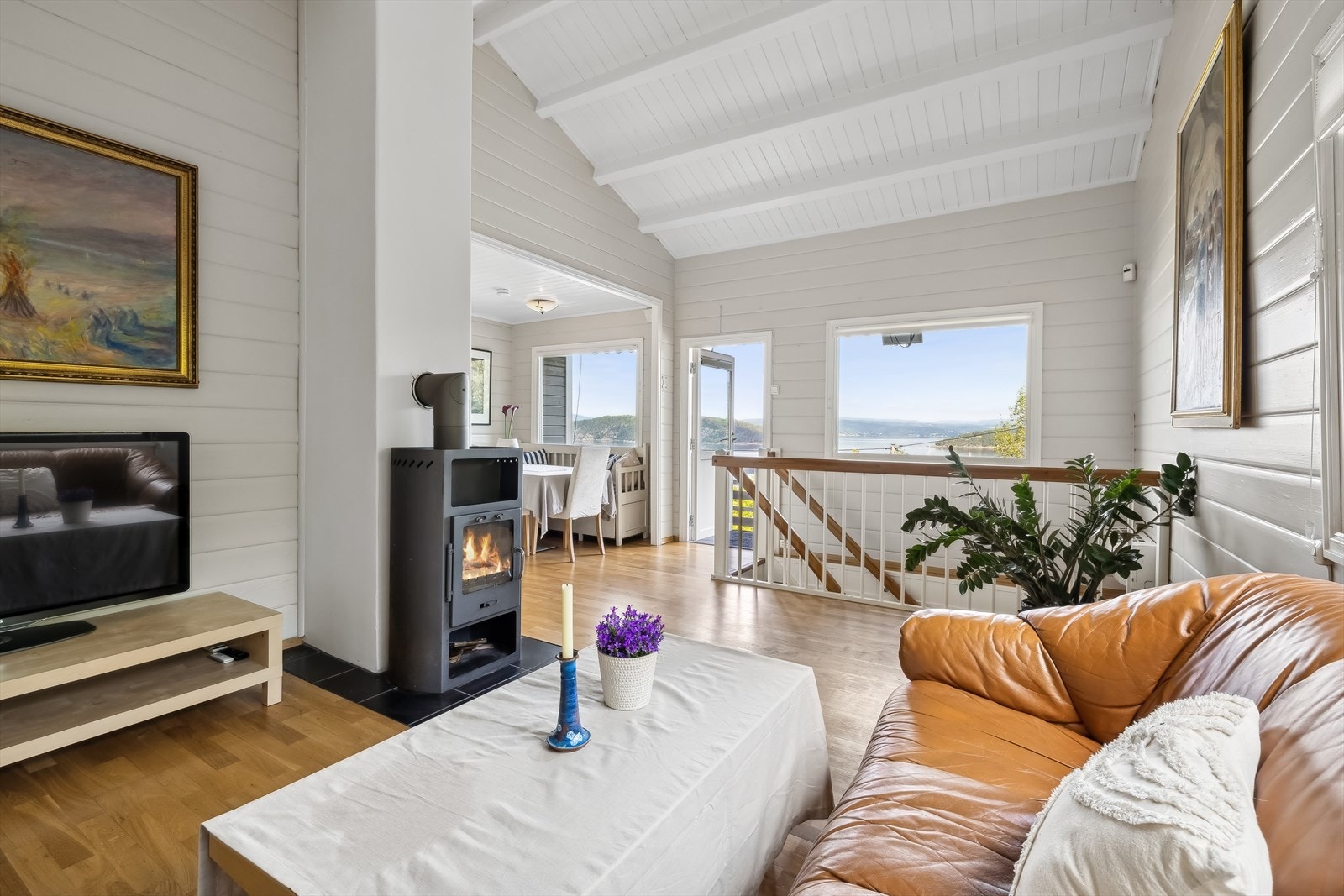 Her er peisovn montert for hygge og varme på kalde dager. Galleribilde