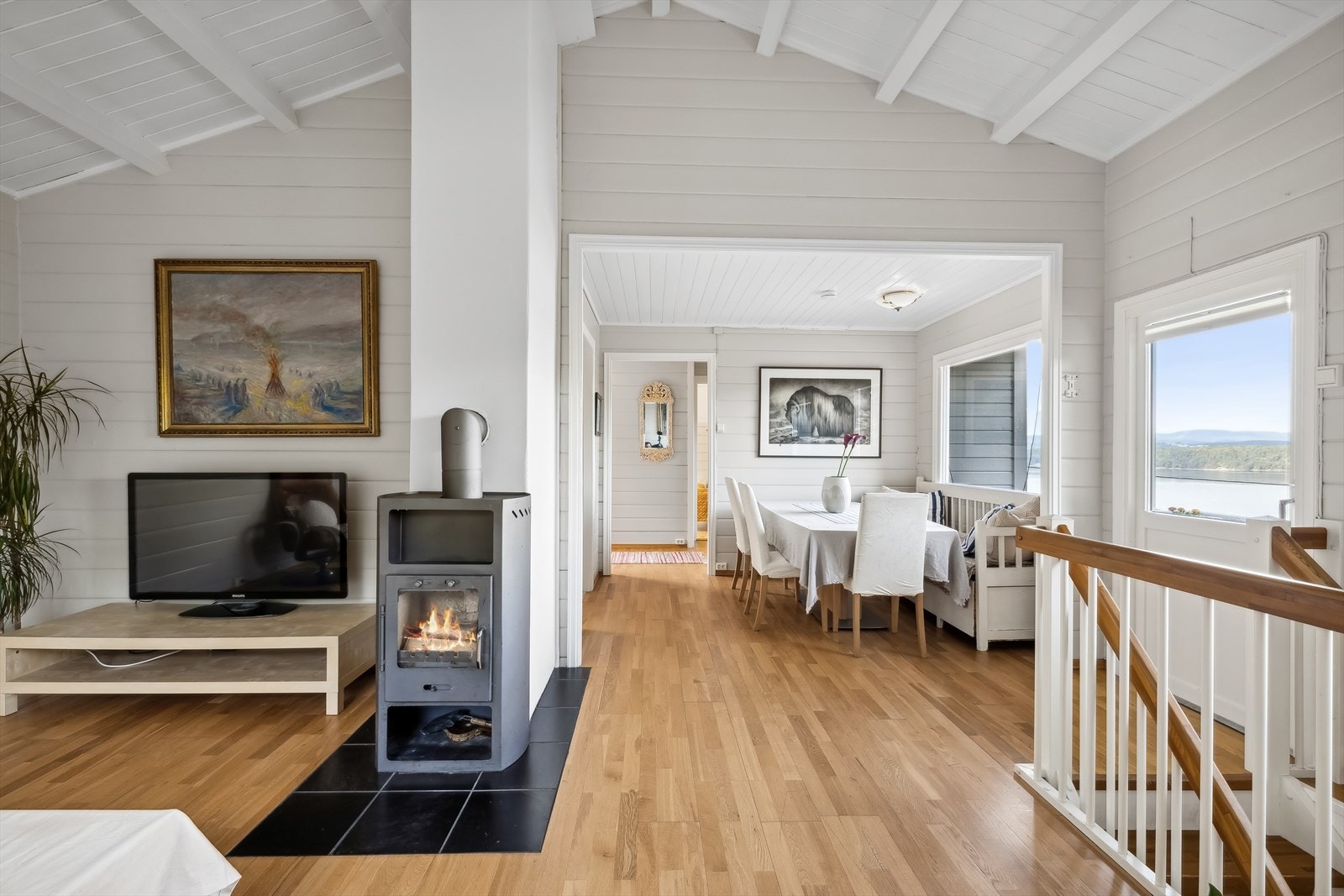 Stuen er lys og trivelig med plass til flere møbleringsmuligheter for å skape den stuen du selv ønsker. Galleribilde