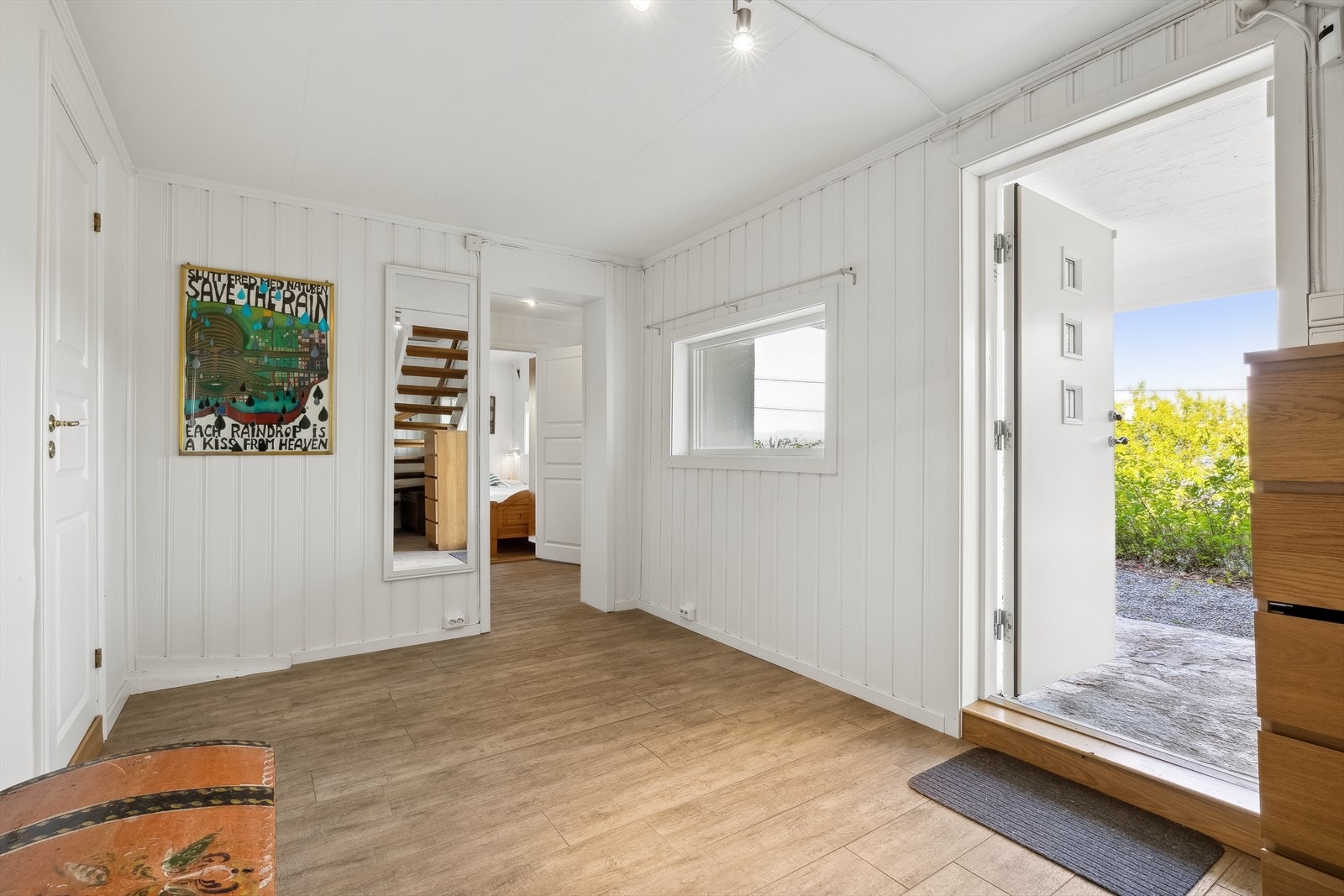 Underetasjen har egen inngang med stor entré. Galleribilde