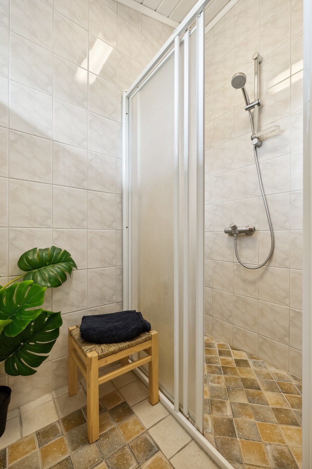 Flislagt dusjrom med glassvegger. Galleribilde