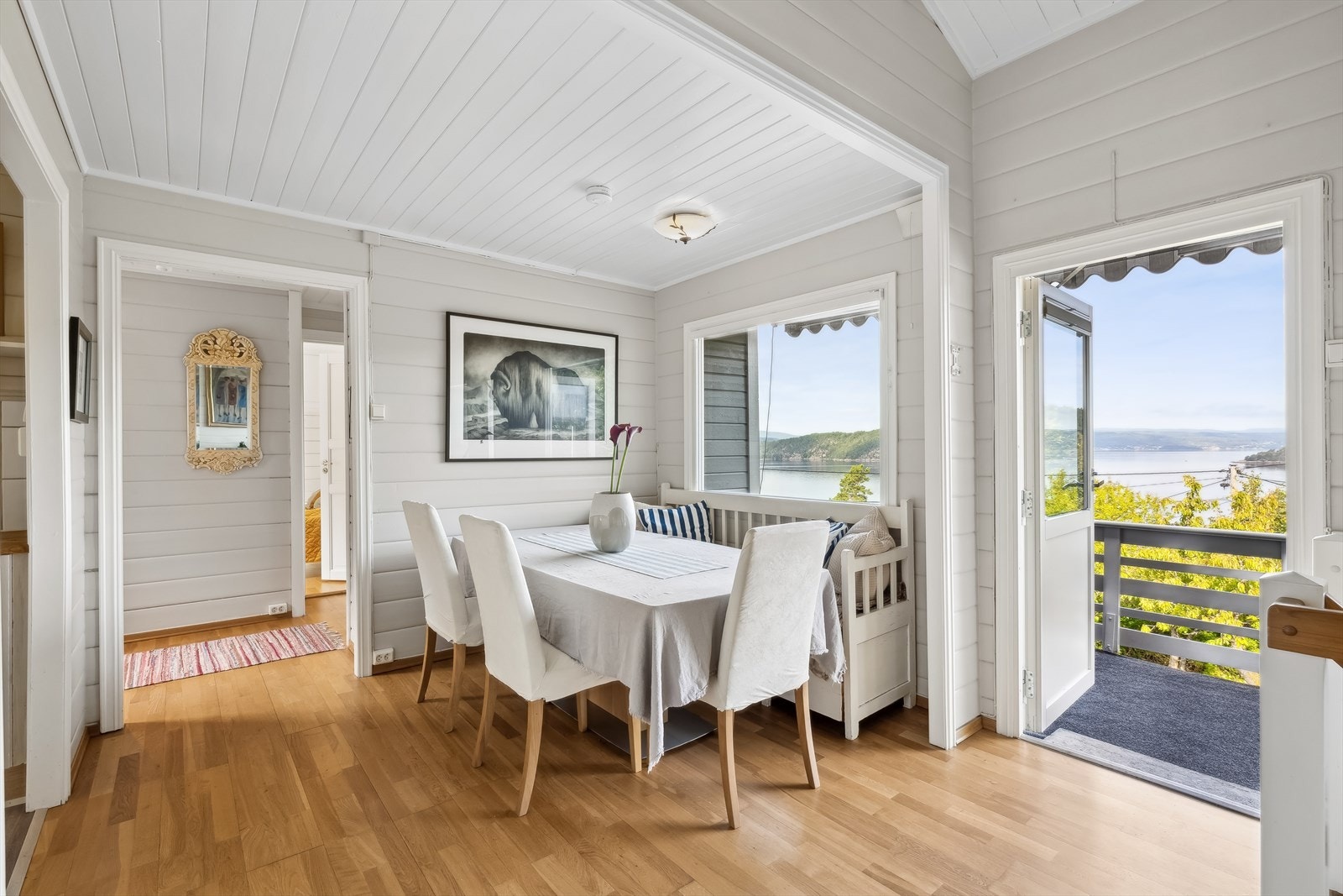 I tilknytning til kjøkkenet, kan spisebord enkelt plasseres - her kan gode måltider nytes. Galleribilde