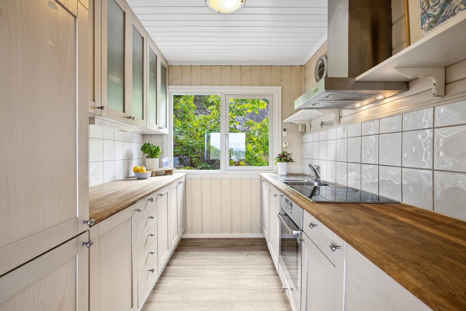 Kjøkkenet er innredet i en praktisk form, og har godt med både skap- og benkeplass. Galleribilde