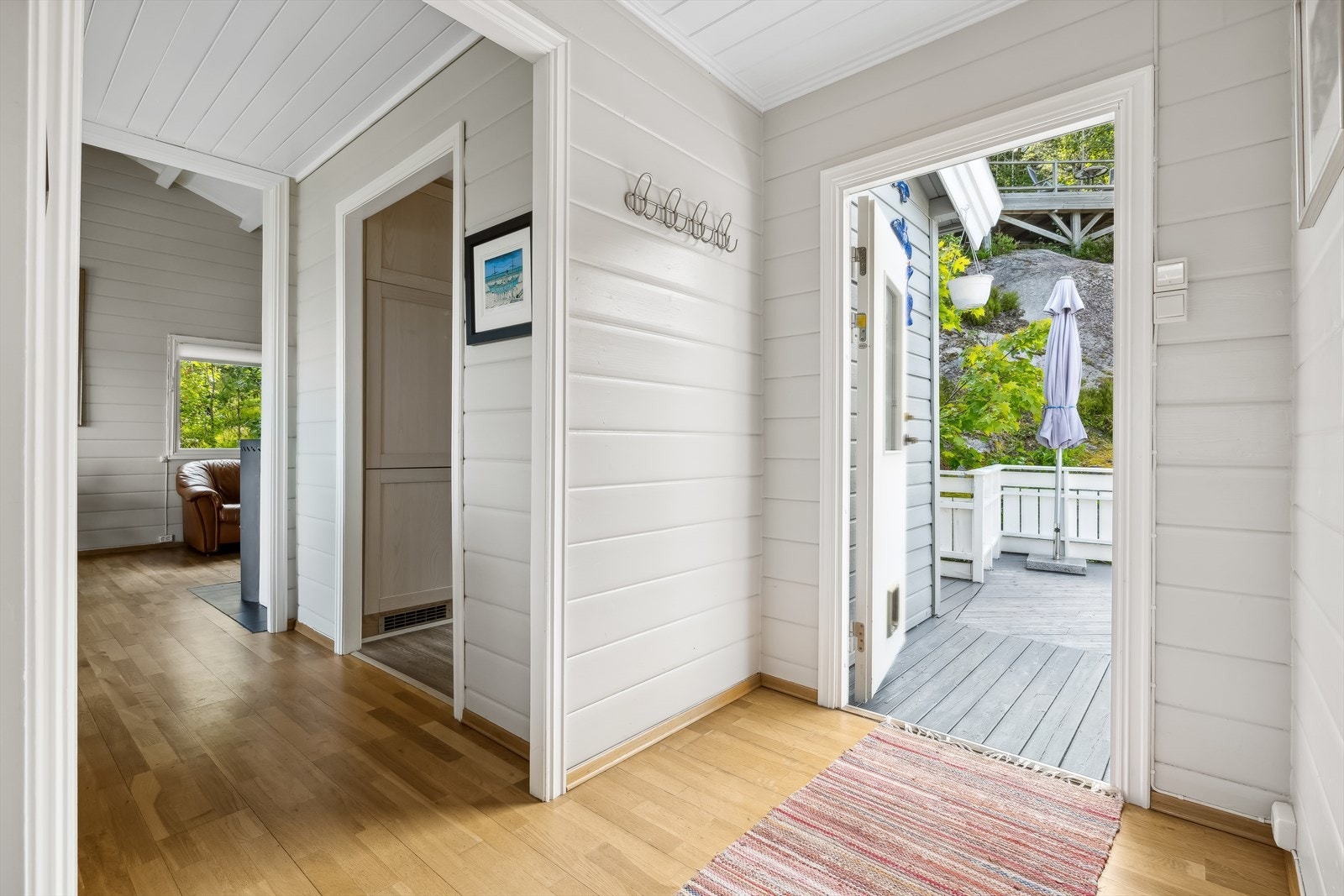 Velkommen inn - her ønskes du velkommen inn i en entré/gang med plass til å henge fra deg ytterklær. Galleribilde