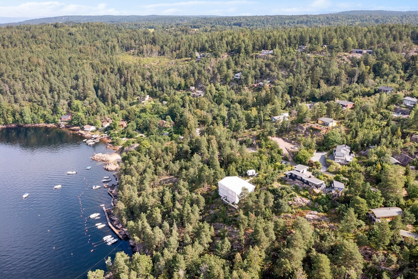 Fritidsboligen er beliggende i et meget populært hytteområde på Marikova i Nordre Frogn. Galleribilde
