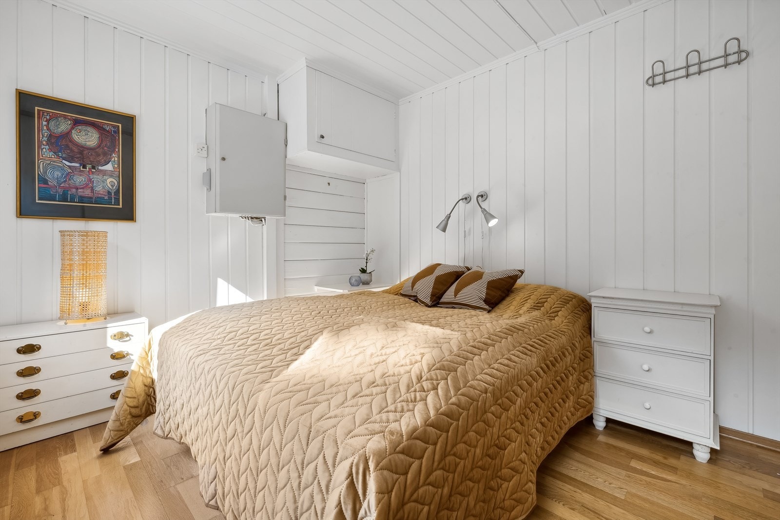 Boligen byr på fem soverom, alle med god plass til stor seng og tilhørende møblement. Galleribilde