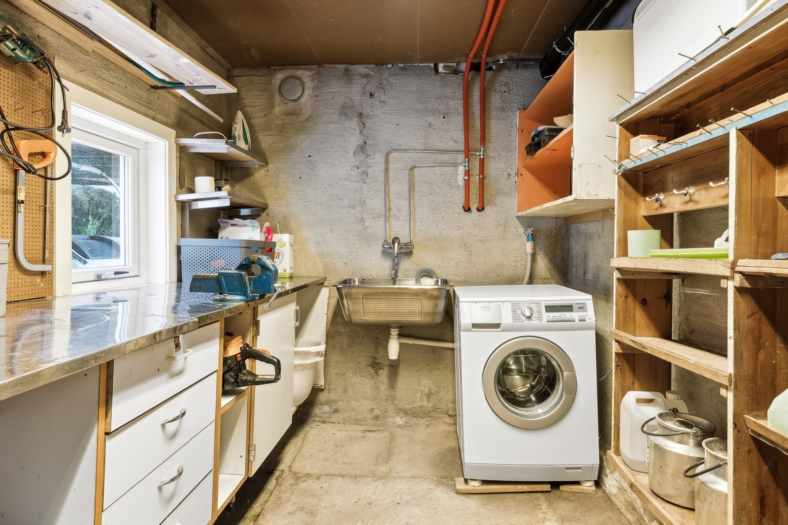 Boden er utstyrt med innredning, utslagsvask og opplegg for vaskemaskin. Galleribilde