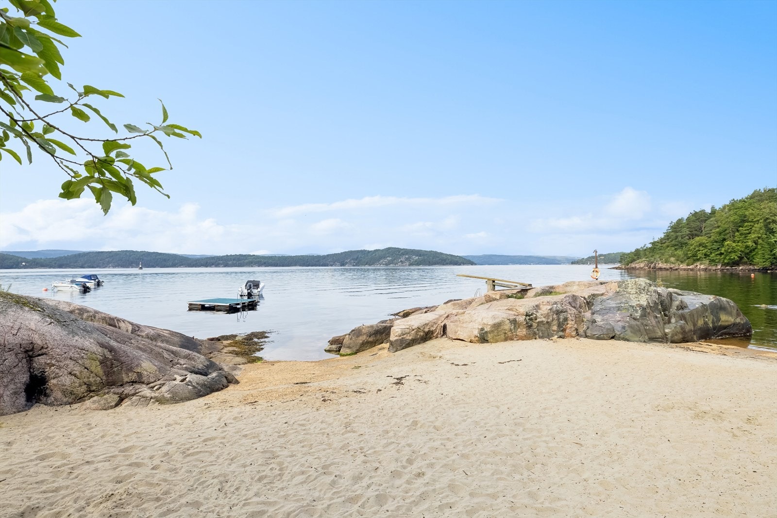 Flott strand og badeområde i Sønderstøbukta, ca. 5 min gange fra eiendommen. Galleribilde