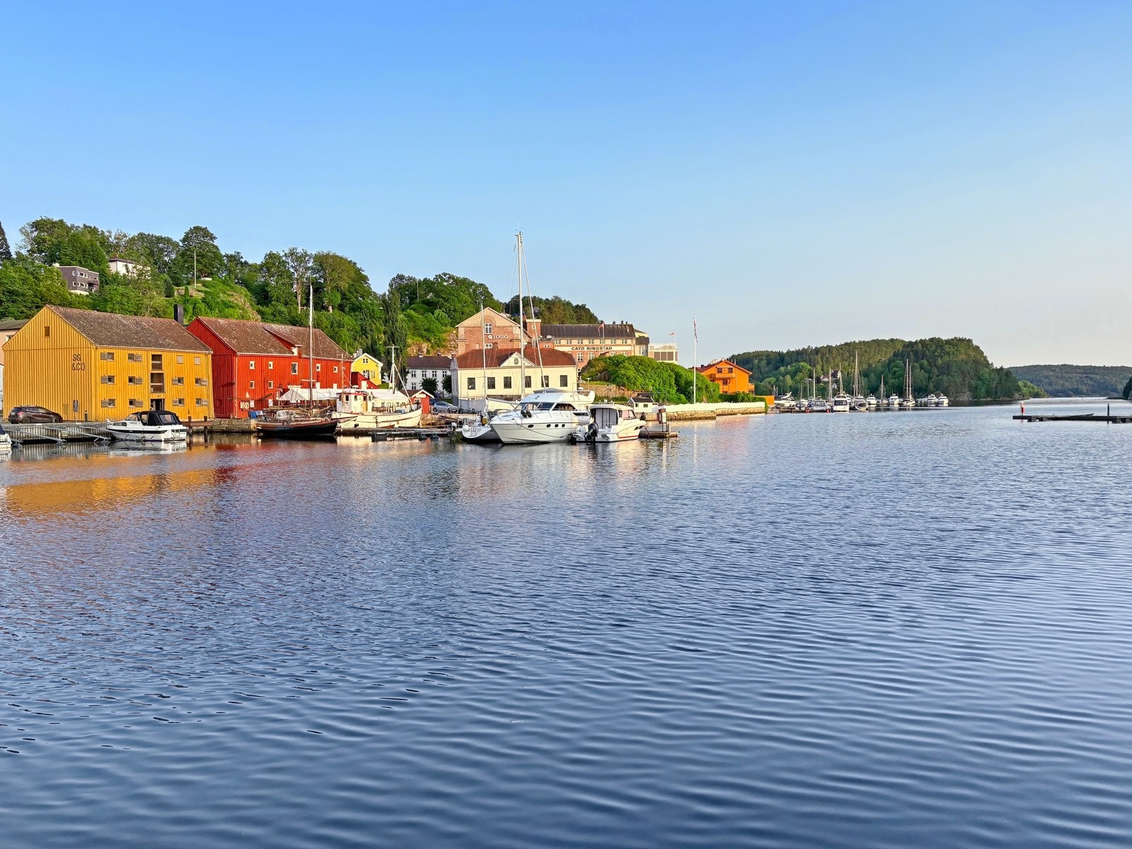 Områdebilde av havnen, cirka 5 minutters gange fra eiendommen. Galleribilde