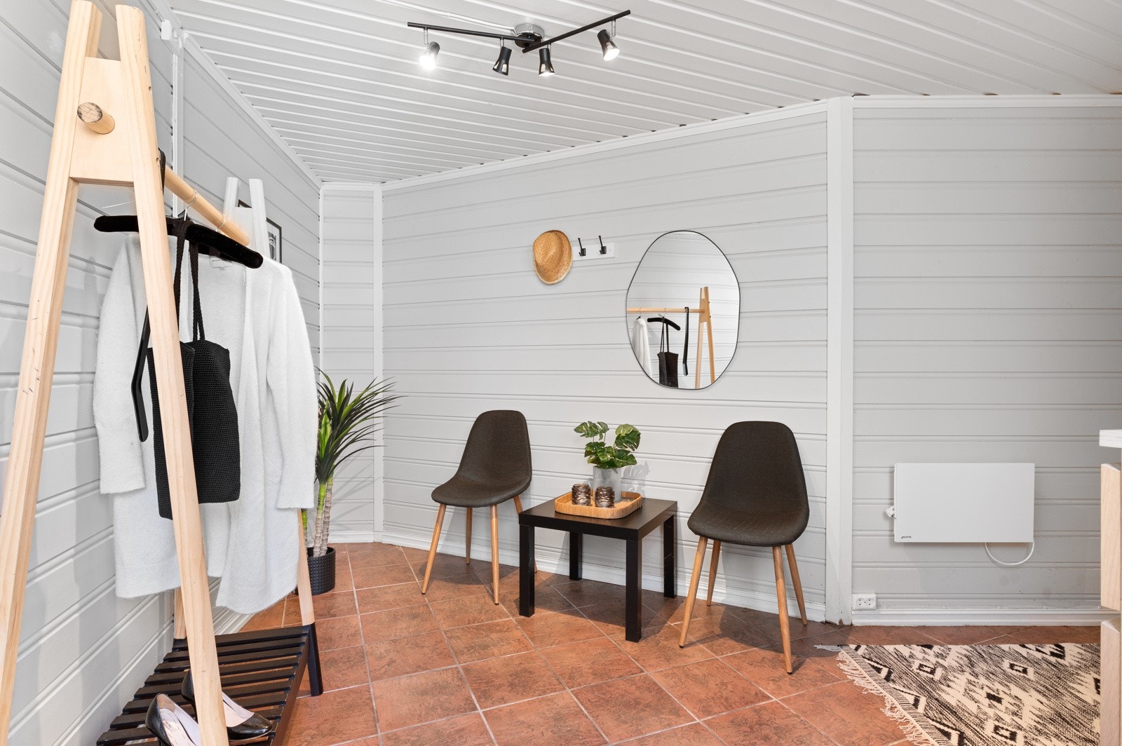 Godt med plass til yttertøy. (vedovn i entré) Galleribilde