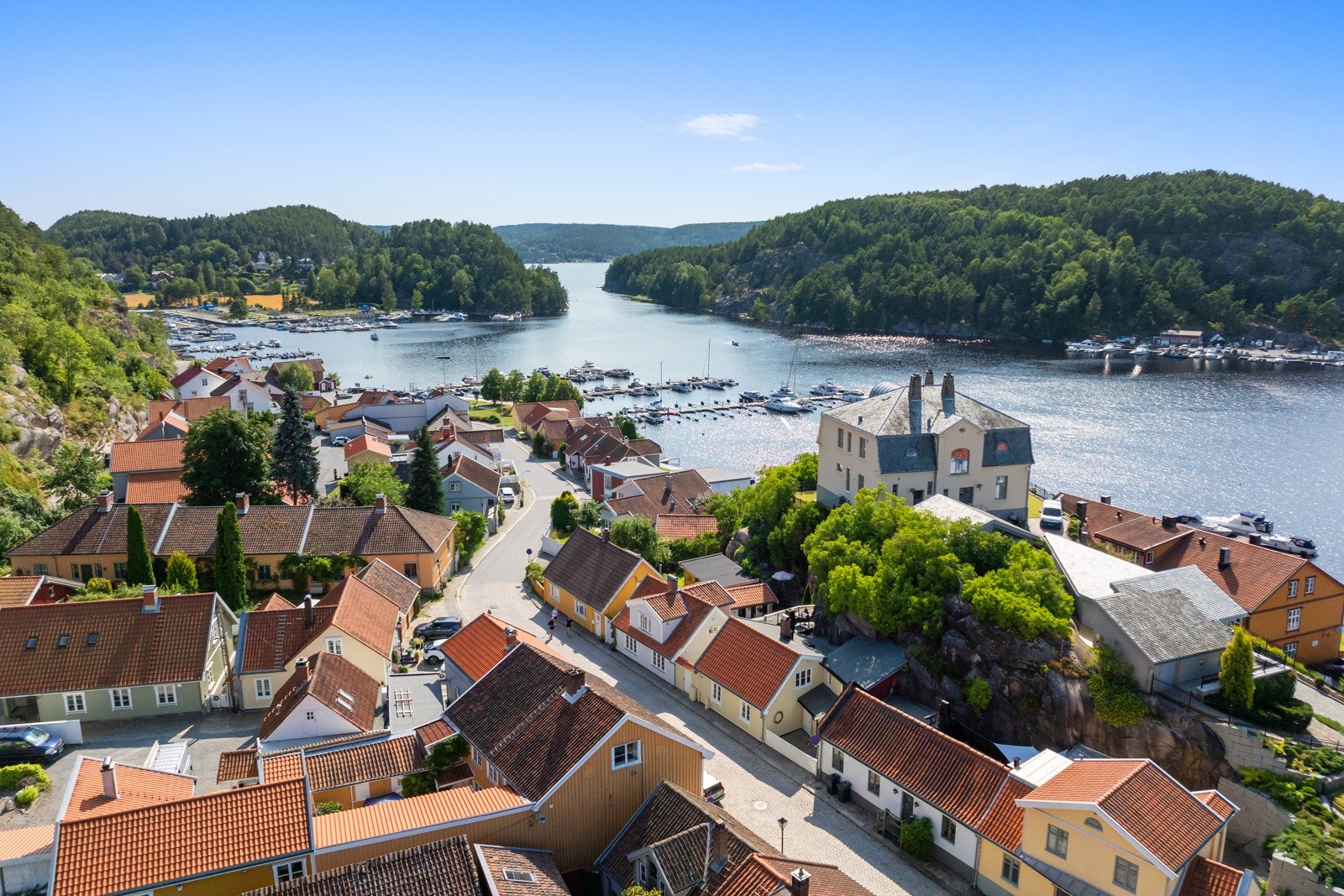 Sjønær beliggenhet. For de som ønsker båtplass kan Halden kommune eller båtforeninger kontaktes. Galleribilde