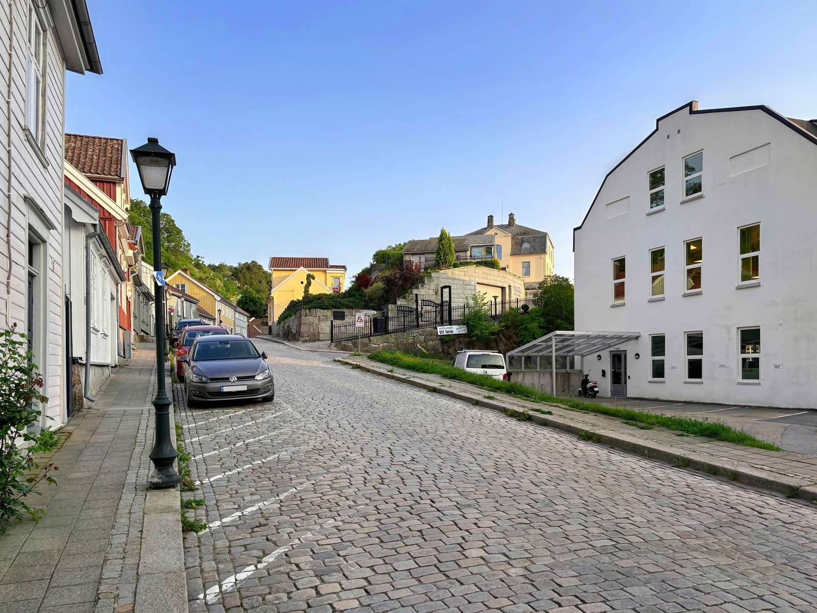 Områdebildet fra veien inn til byen. Galleribilde