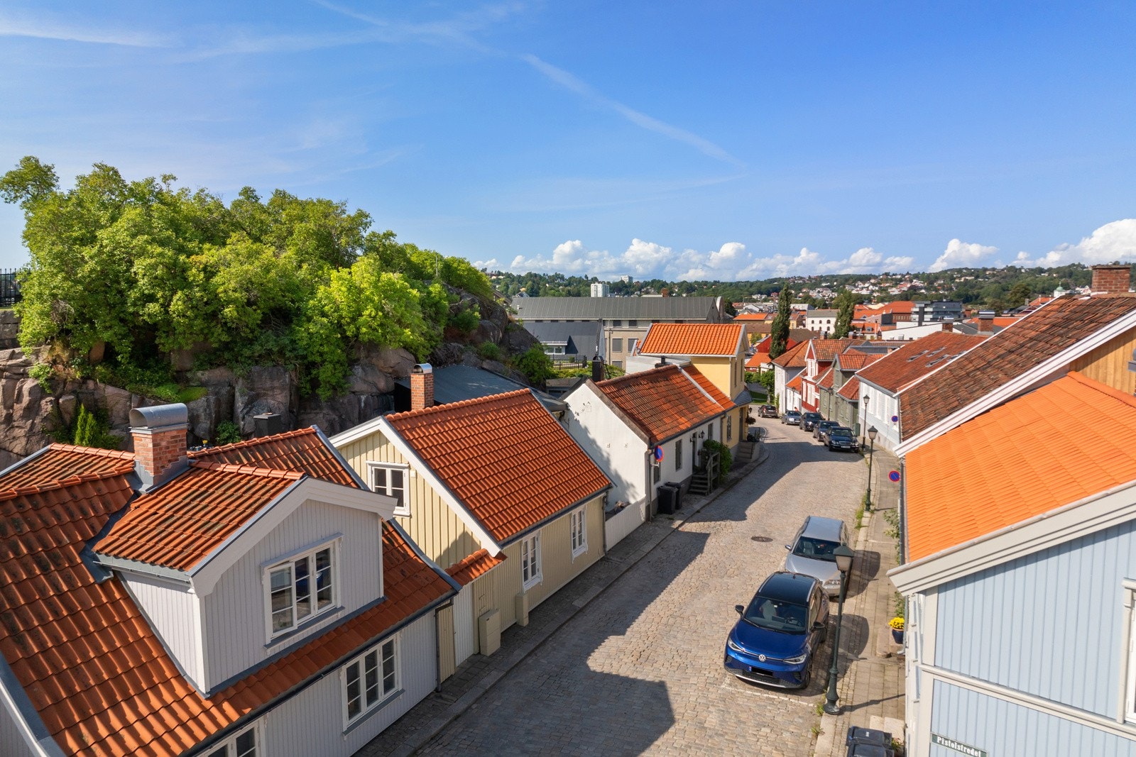 Boligen ligger sentralt med kort gåavstand til sentrum med alle servicefunksjoner, kafeer, butikker og alt hva Halden har å by på Galleribilde