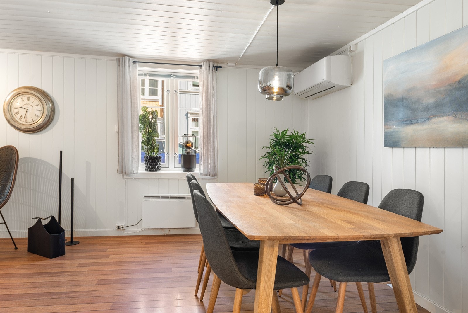 Stuen har plass til både salong og spisestue. Spisestuen ligger i tilknytning til kjøkken. Galleribilde