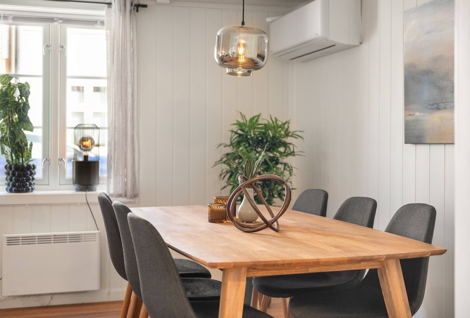 Legg merke til varmepumpen (luft til luft) som er fin på en kald vinterdag eller en varm sommerdag. Galleribilde