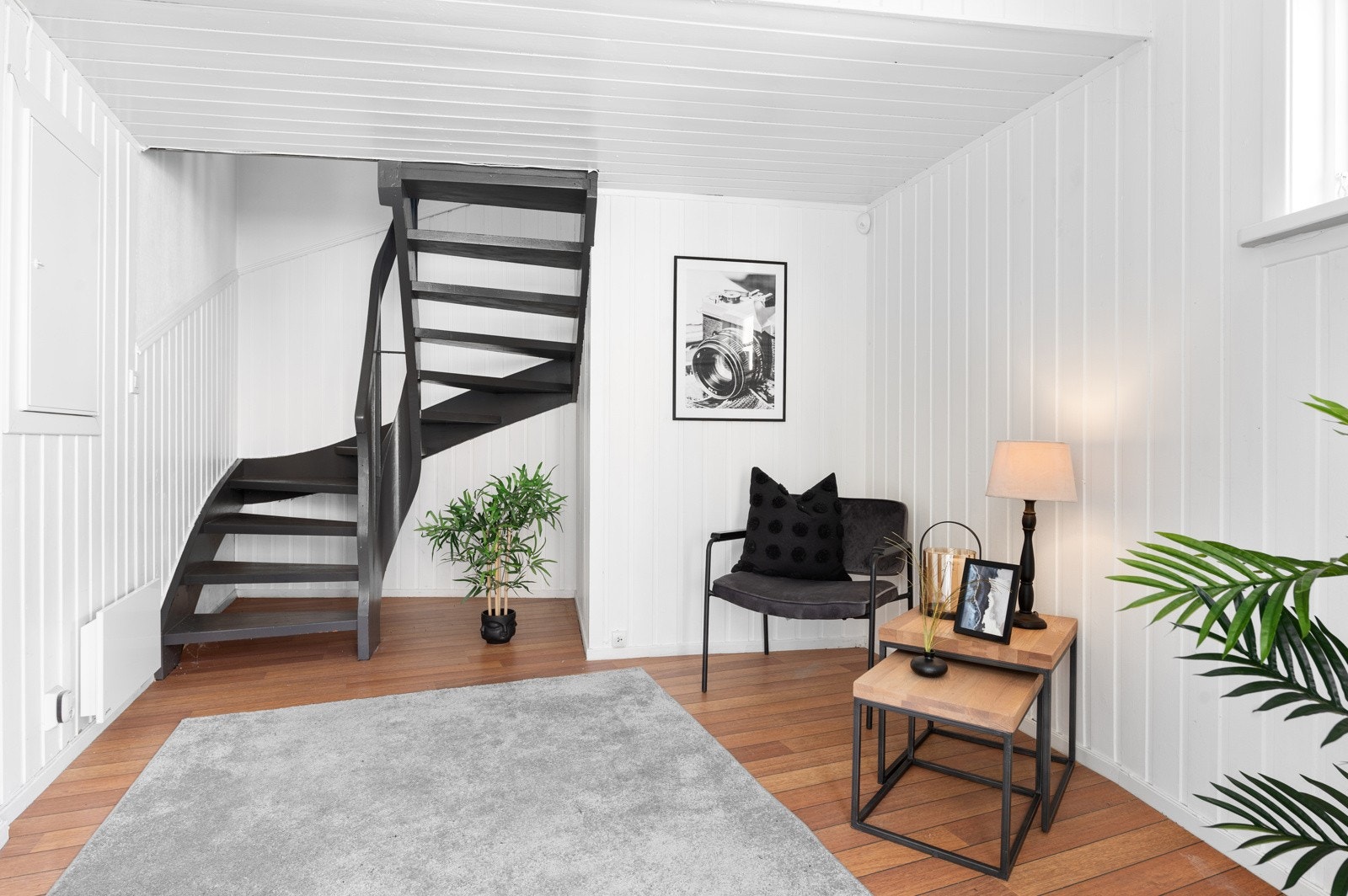 Pen gang med trapp opp til 2. etasje. Galleribilde