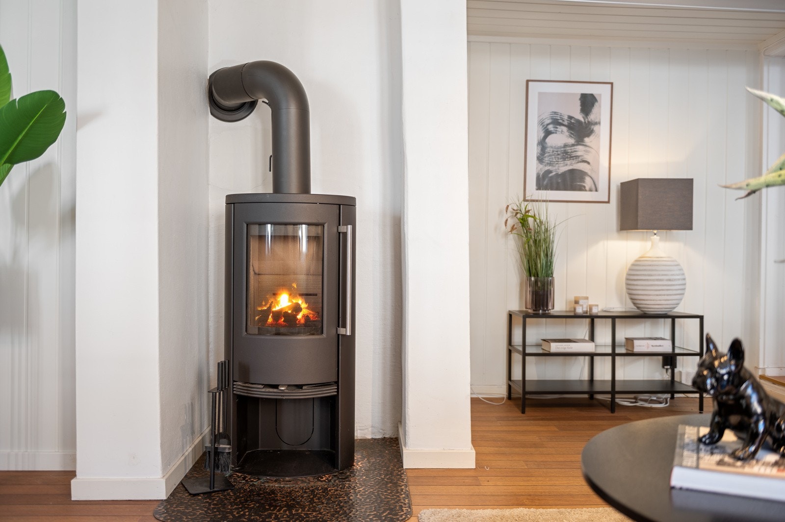 I stuen er det i tillegg til varmepumpen en nyere peisovn som varmer godt på en kald vinterdag. Galleribilde